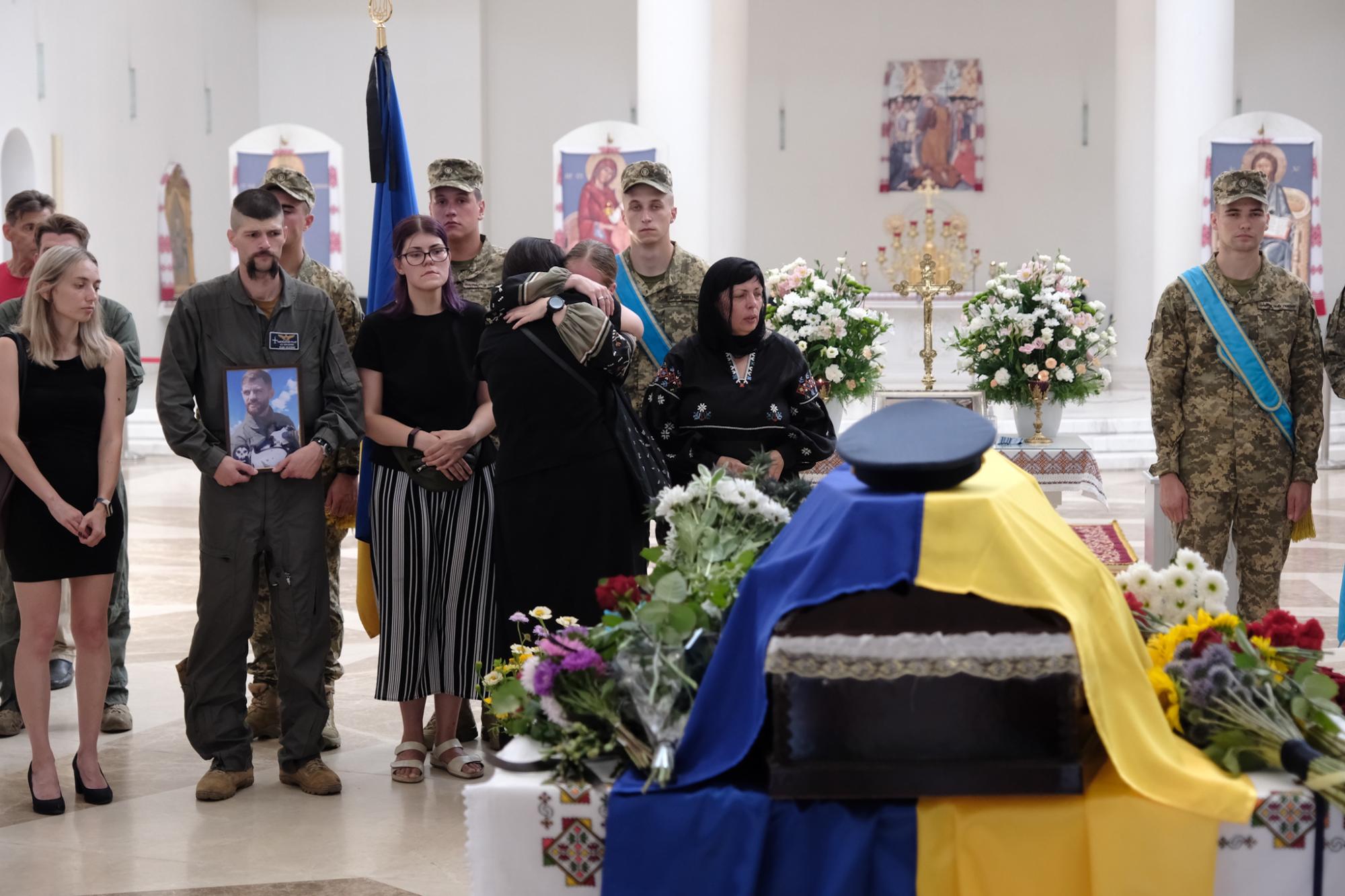 Біль і сльози... У Києві попрощалися з "Джусом" - легендарним пілотом, який жив небом (фото)