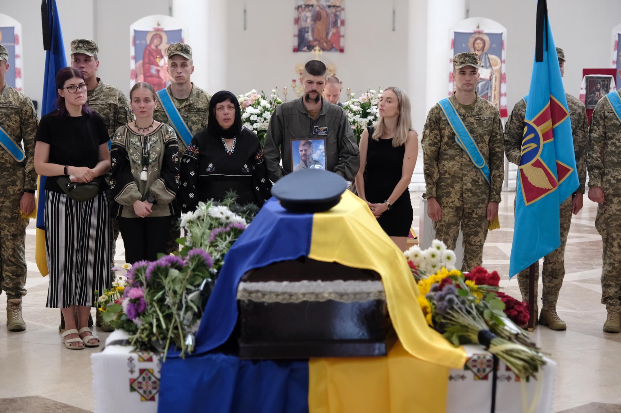 Біль і сльози... У Києві попрощалися з "Джусом" - легендарним пілотом, який жив небом (фото)