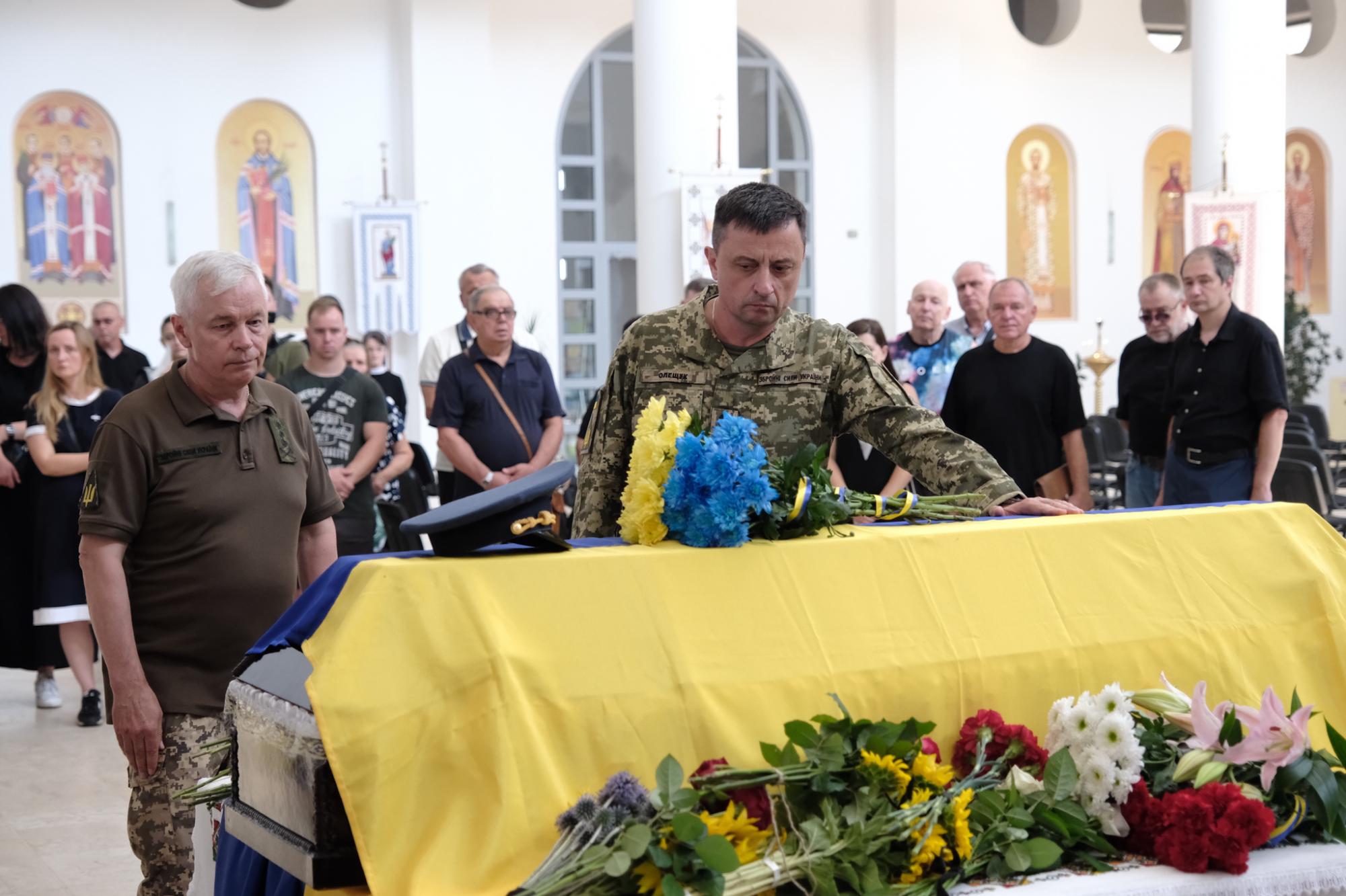 Біль і сльози... У Києві попрощалися з "Джусом" - легендарним пілотом, який жив небом (фото)