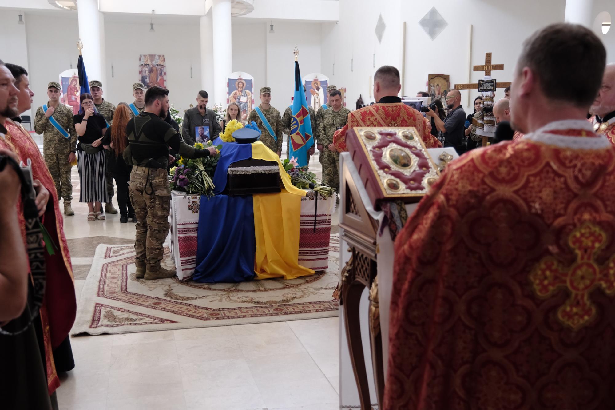 Біль і сльози... У Києві попрощалися з "Джусом" - легендарним пілотом, який жив небом (фото)