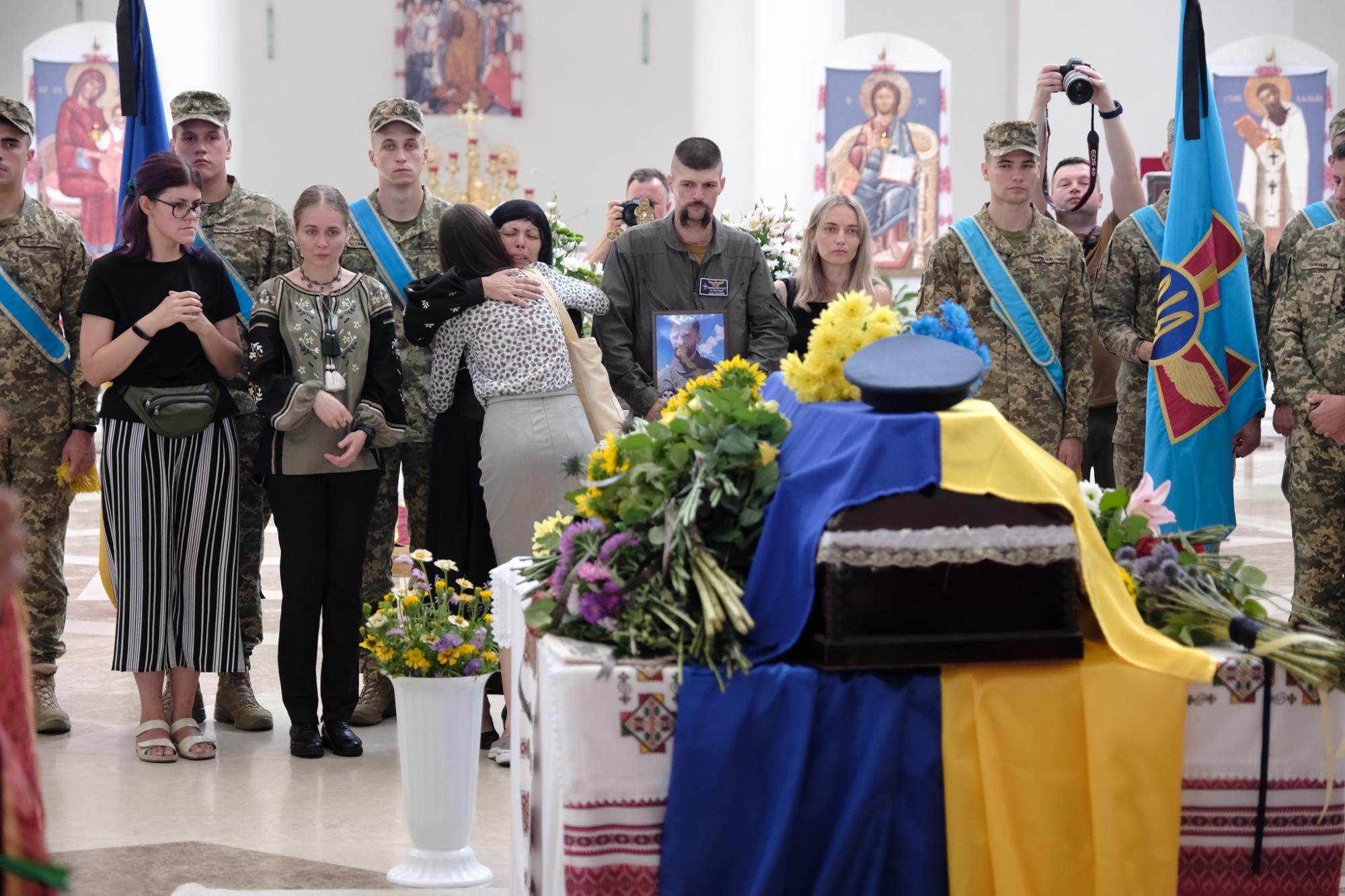 Біль і сльози... У Києві попрощалися з "Джусом" - легендарним пілотом, який жив небом (фото)