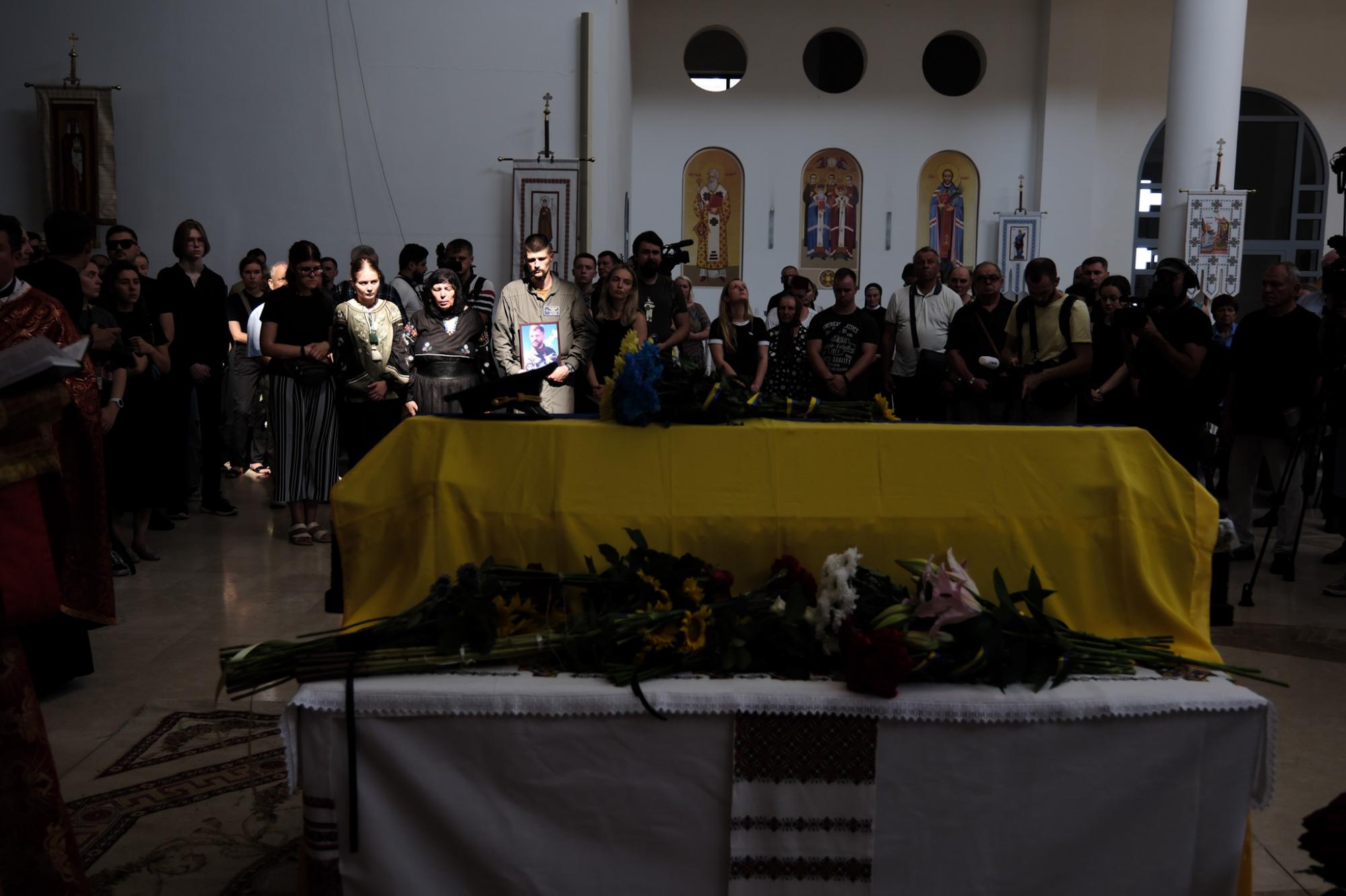 Біль і сльози... У Києві попрощалися з "Джусом" - легендарним пілотом, який жив небом (фото)