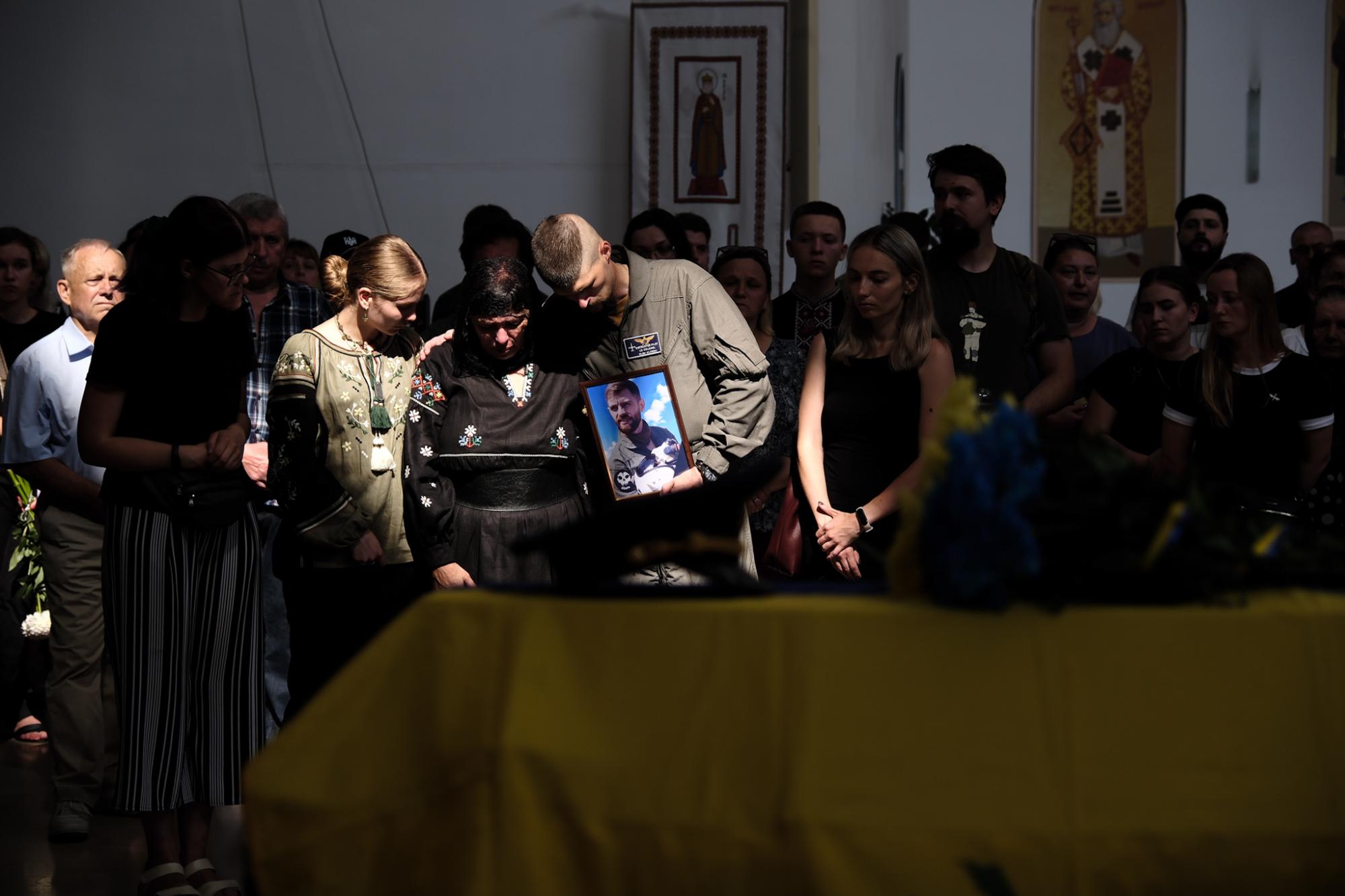 Біль і сльози... У Києві попрощалися з &quot;Джусом&quot; - легендарним пілотом, який жив небом (фото)