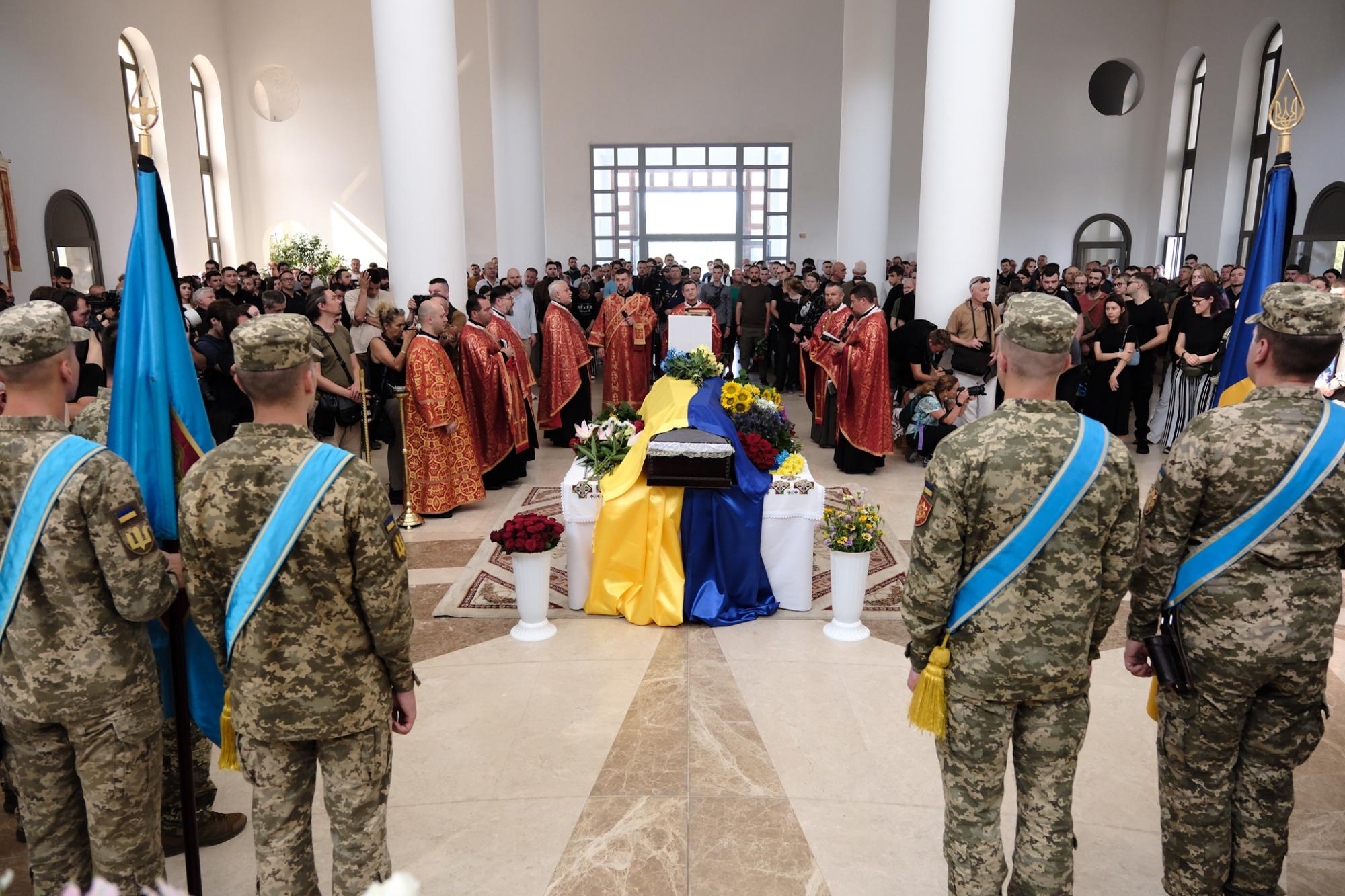 Біль і сльози... У Києві попрощалися з "Джусом" - легендарним пілотом, який жив небом (фото)