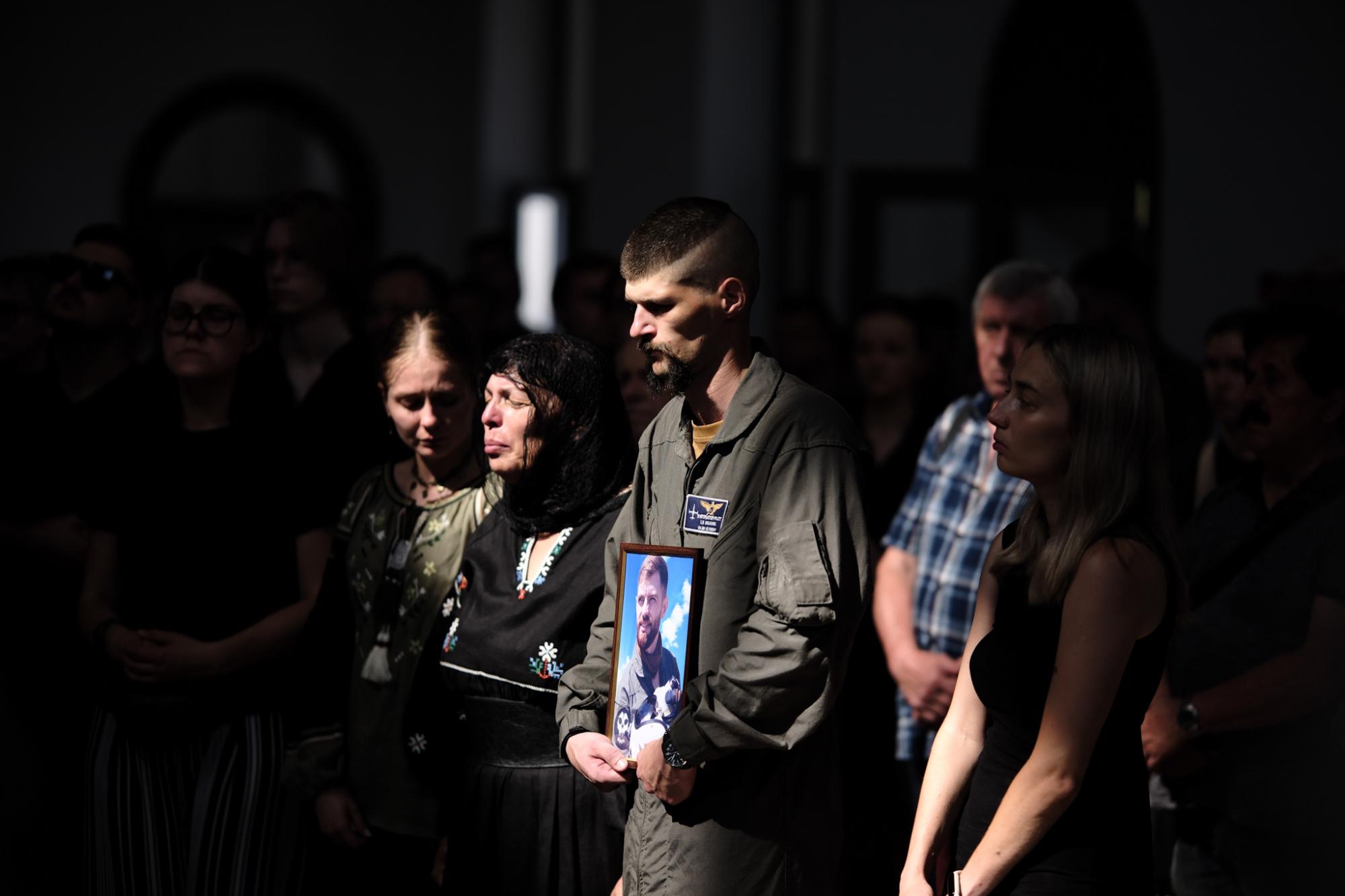 Біль і сльози... У Києві попрощалися з "Джусом" - легендарним пілотом, який жив небом (фото)