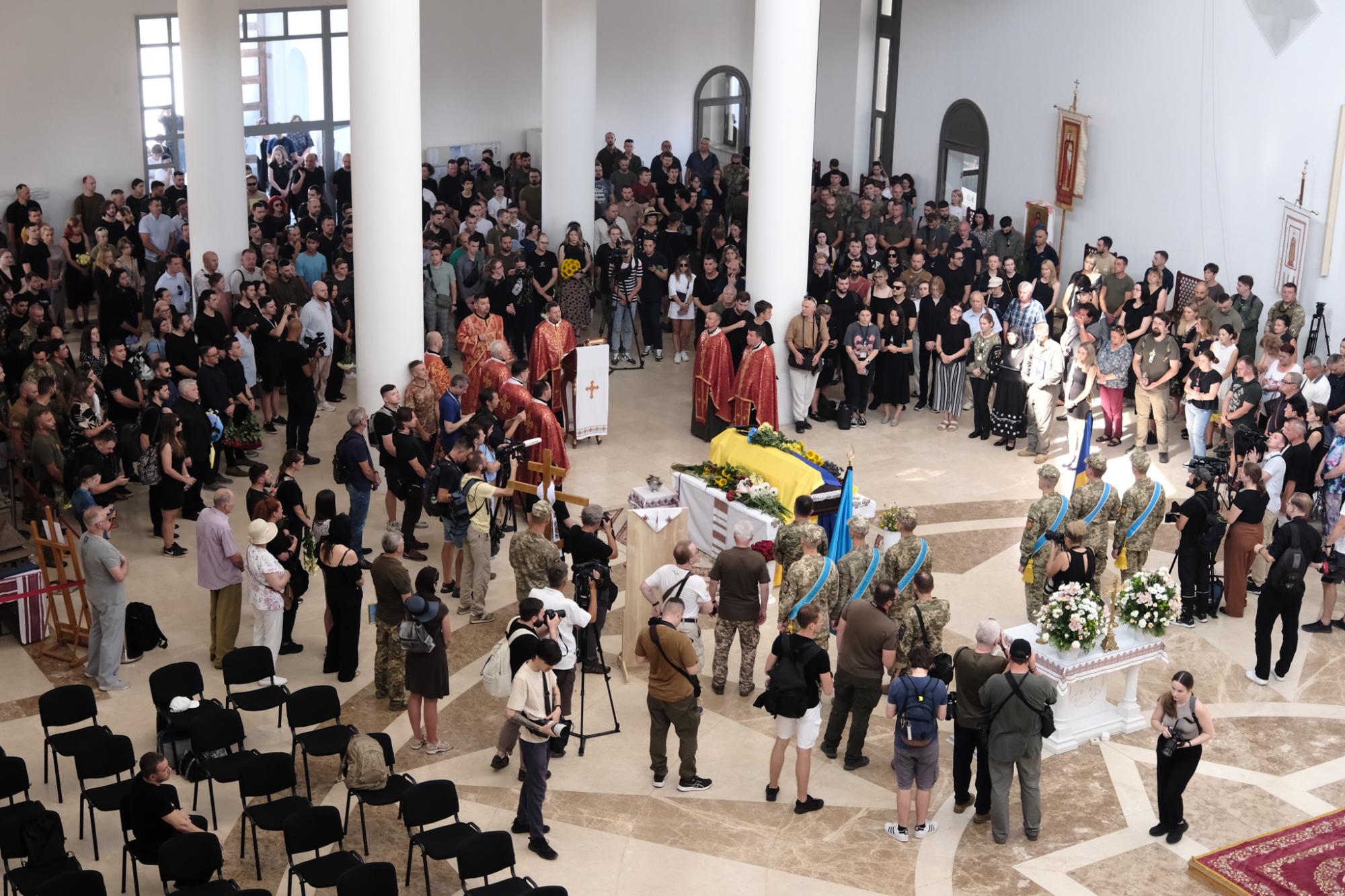 Біль і сльози... У Києві попрощалися з "Джусом" - легендарним пілотом, який жив небом (фото)