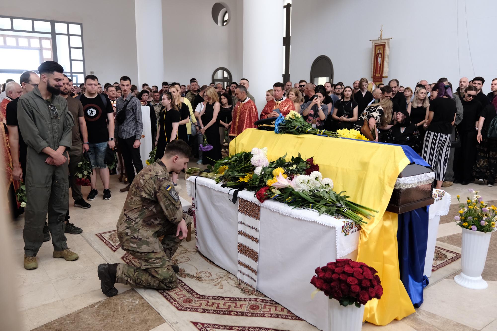 Біль і сльози... У Києві попрощалися з "Джусом" - легендарним пілотом, який жив небом (фото)