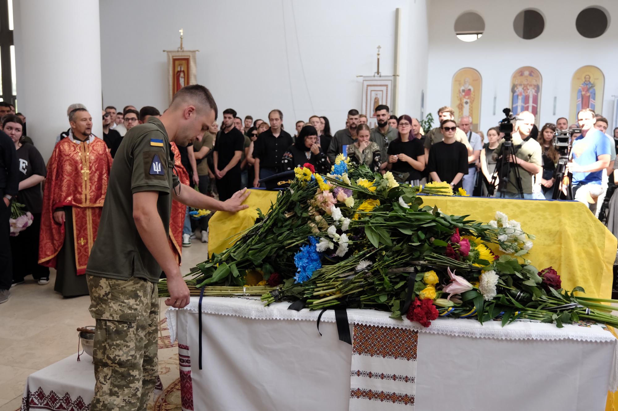 Біль і сльози... У Києві попрощалися з "Джусом" - легендарним пілотом, який жив небом (фото)