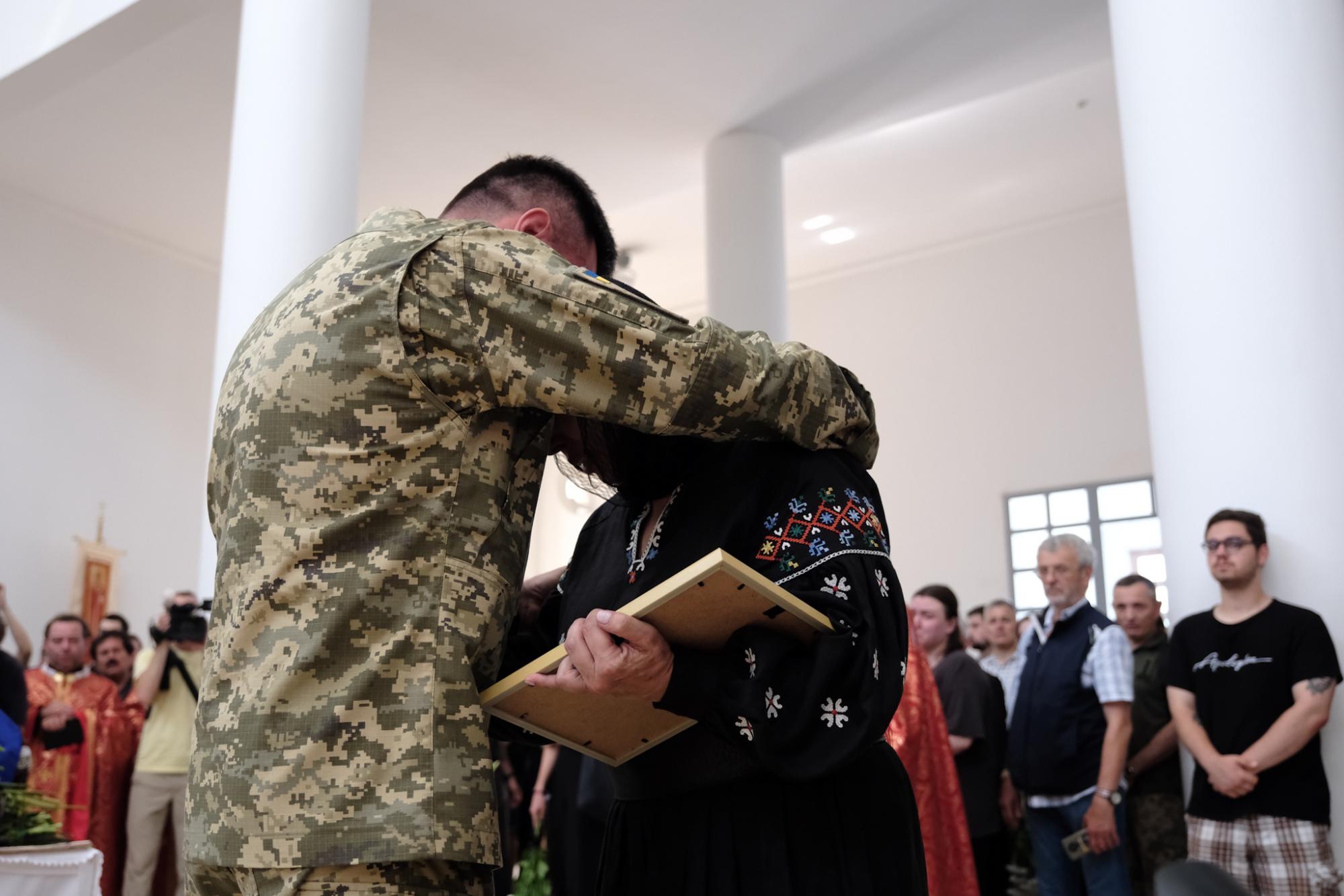 Біль і сльози... У Києві попрощалися з "Джусом" - легендарним пілотом, який жив небом (фото)