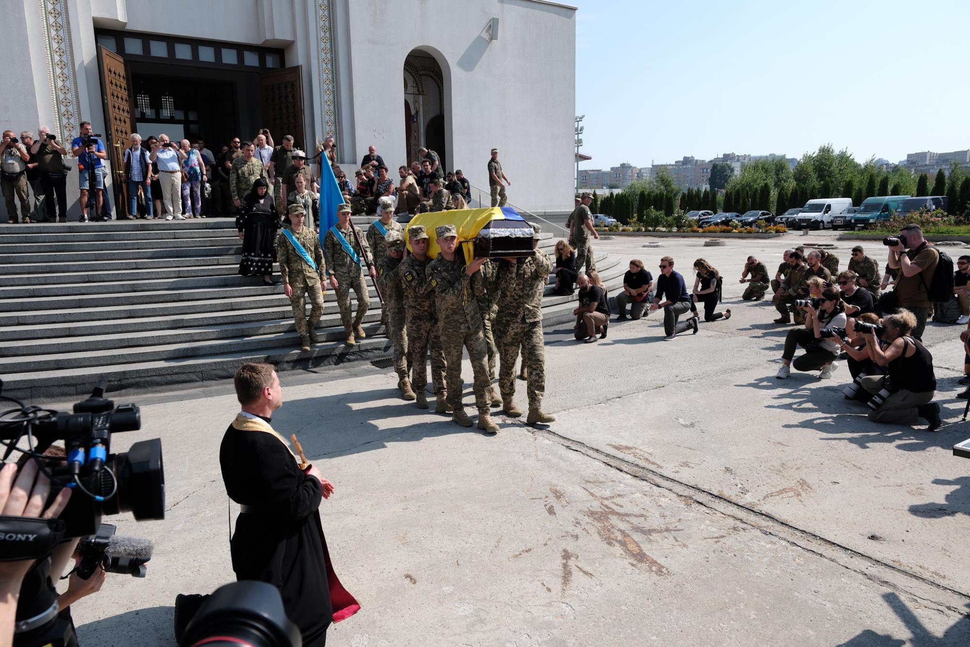 Біль і сльози... У Києві попрощалися з "Джусом" - легендарним пілотом, який жив небом (фото)