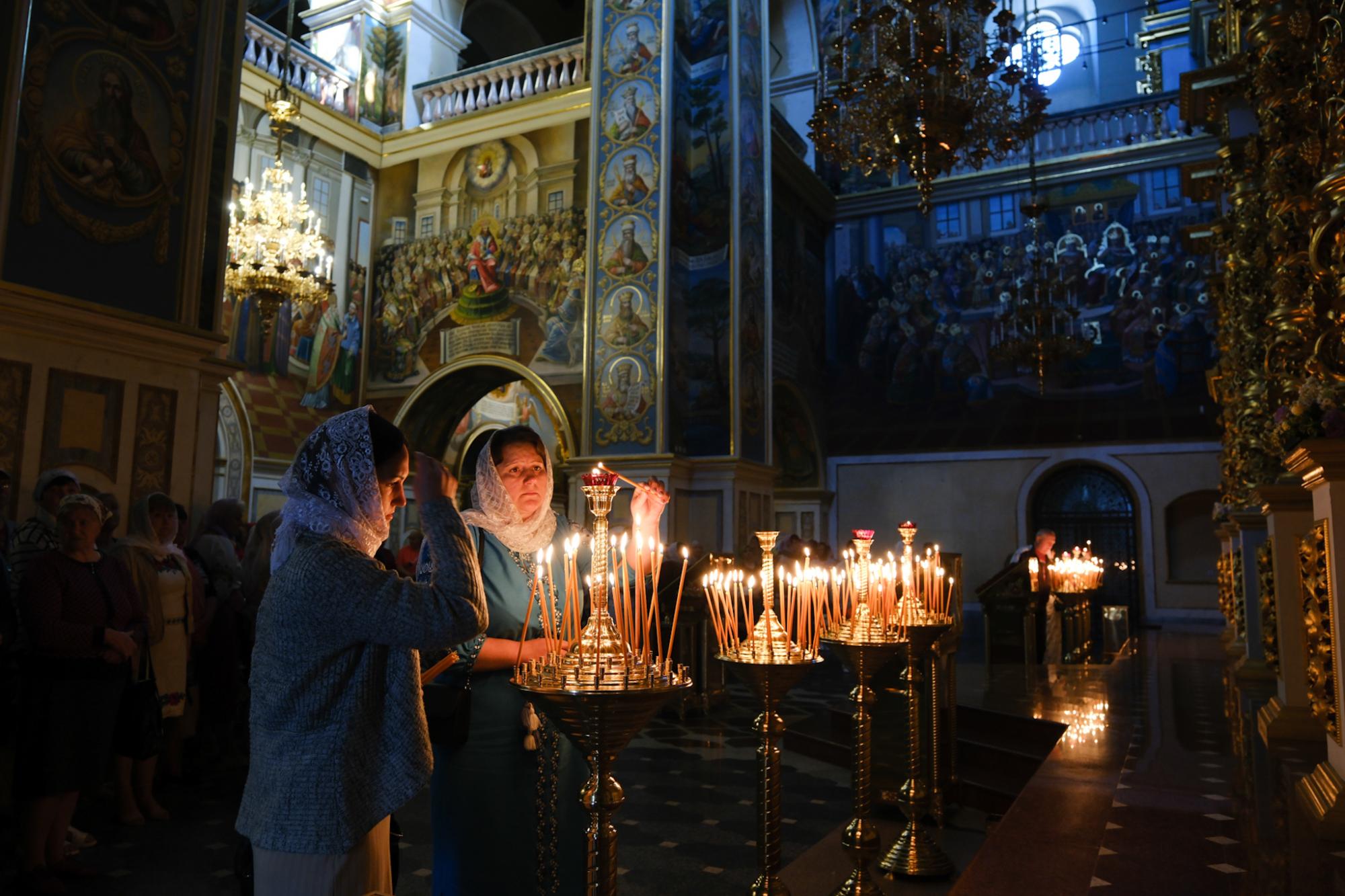 День Святої Трійці в Успенському соборі Лаври на яскравих фото