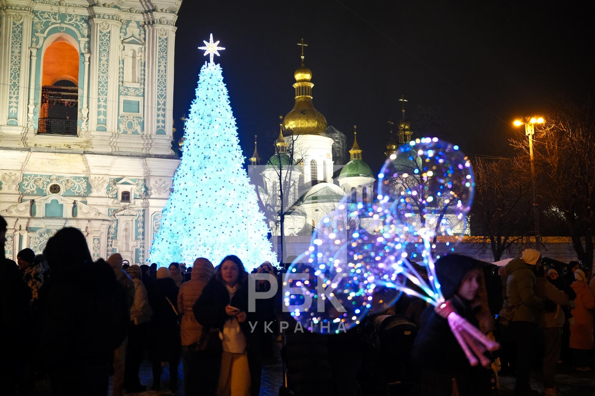 В Киеве официально открыли главную праздничную елку страны: как она выглядит (фото, видео)