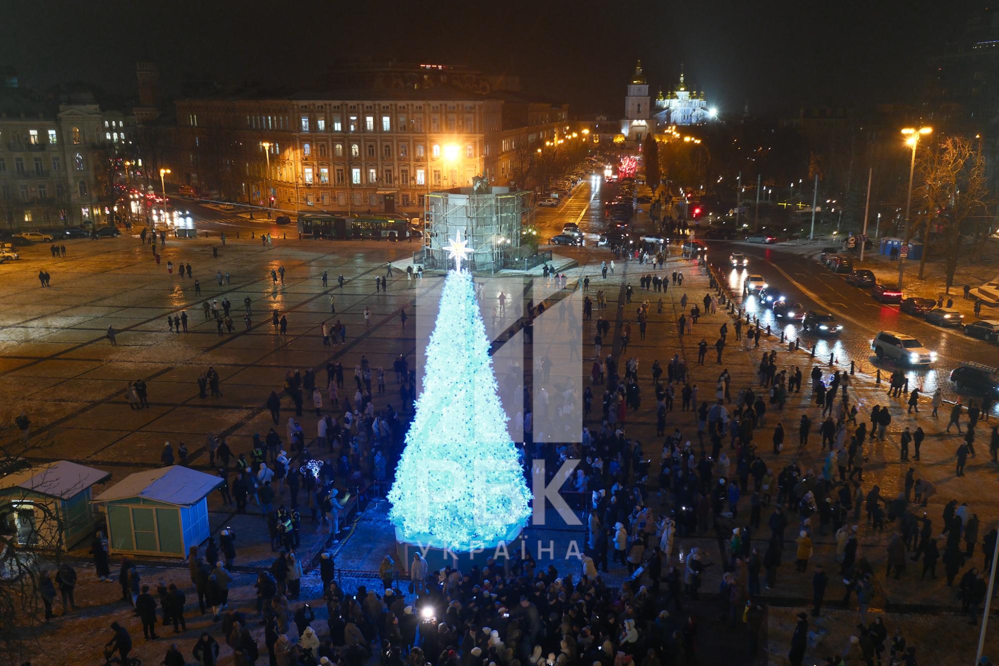 В Киеве официально открыли главную праздничную елку страны: как она выглядит (фото, видео)