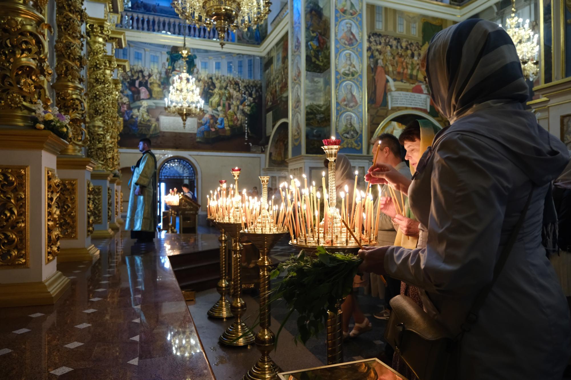 День Святої Трійці в Успенському соборі Лаври на яскравих фото