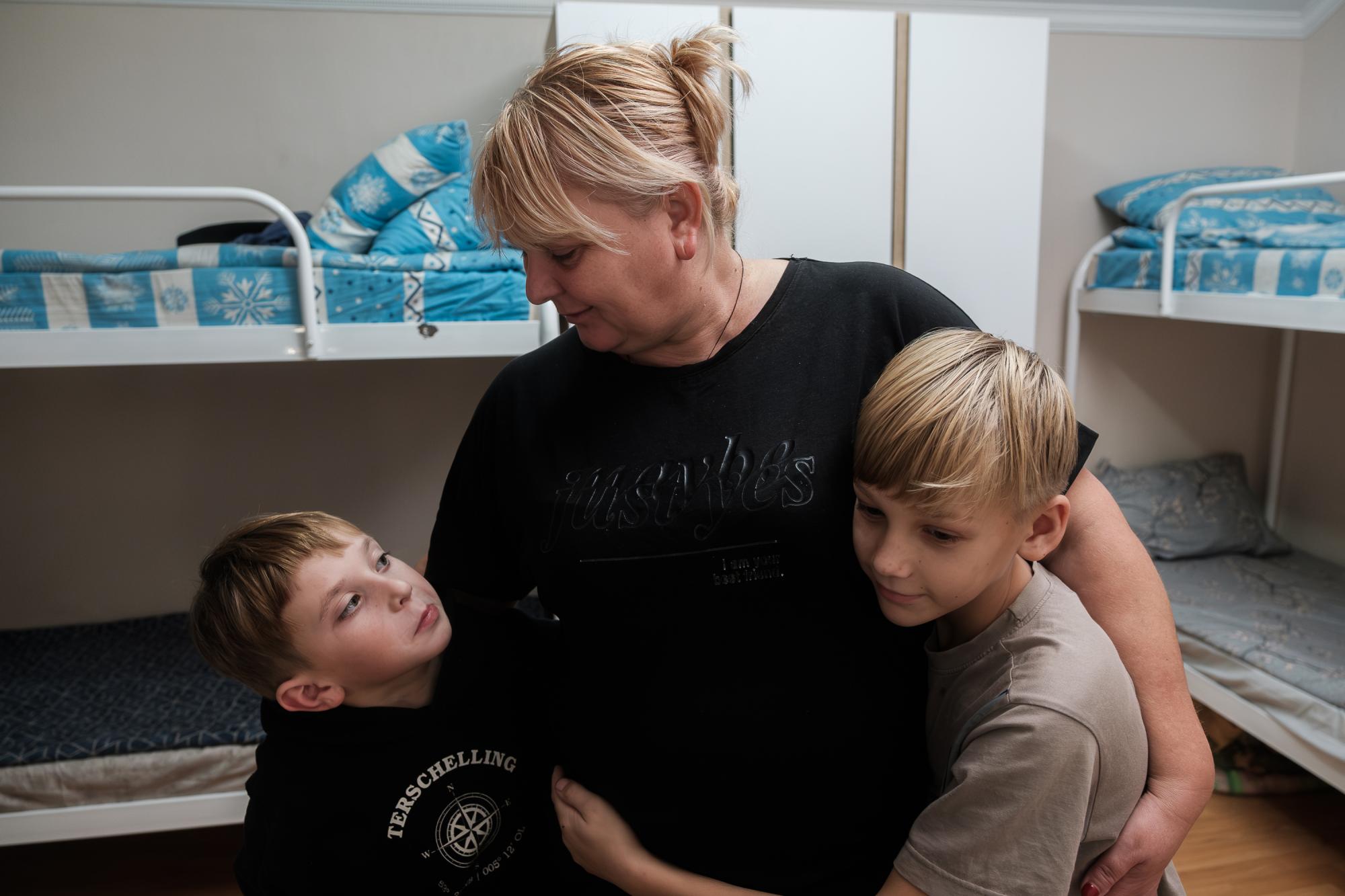 &quot;Дорослі діти нікому не треба&quot;. Історія мами, яка всиновила 8 дітей і врятувала їх від окупації (відео)