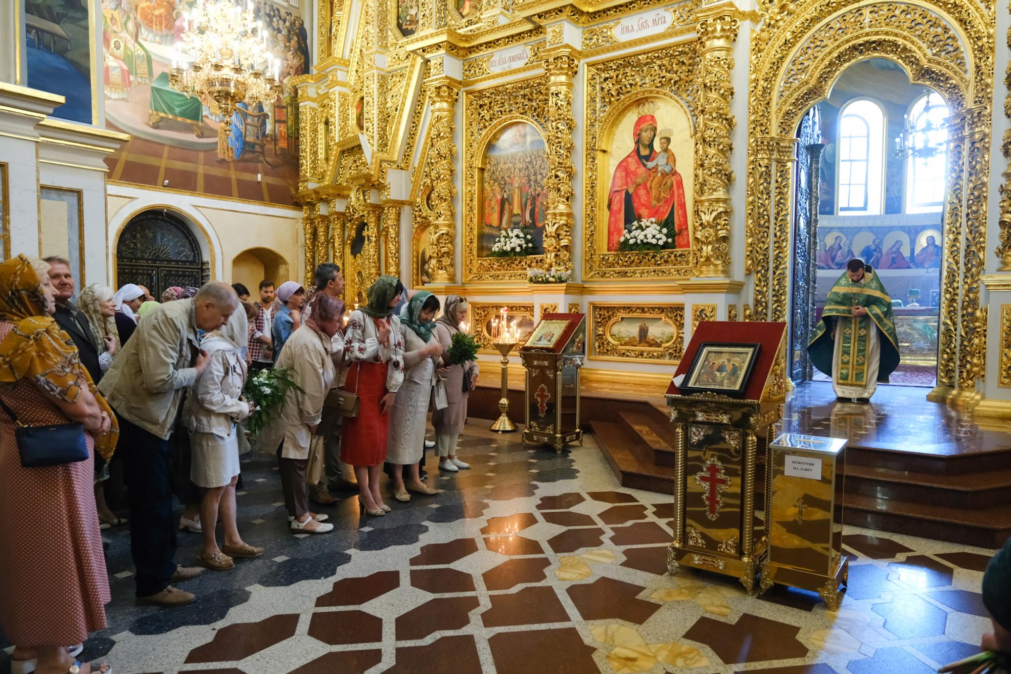 День Святої Трійці в Успенському соборі Лаври на яскравих фото