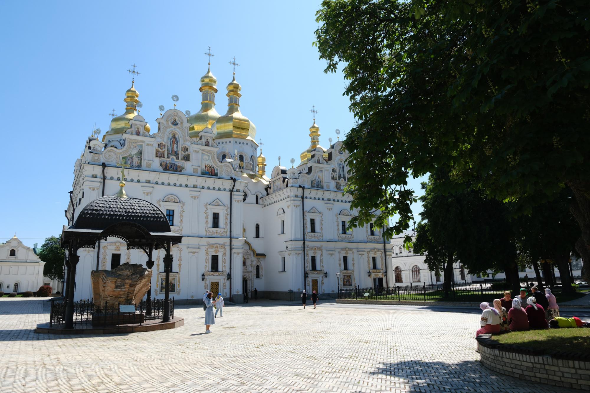 День Святой Троицы в Успенском соборе Лавры на ярких фото