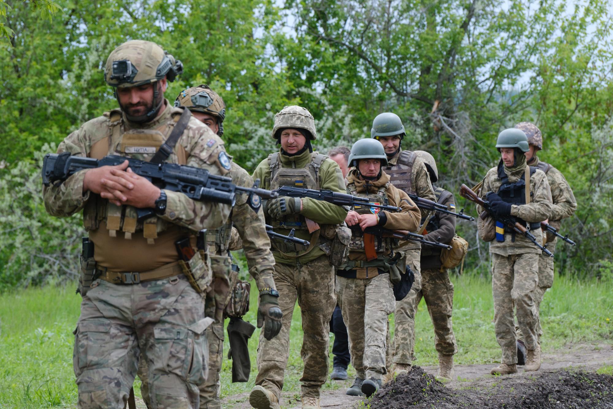 Скорость, точность, сила: мастерство украинских морпехов на ярких фото