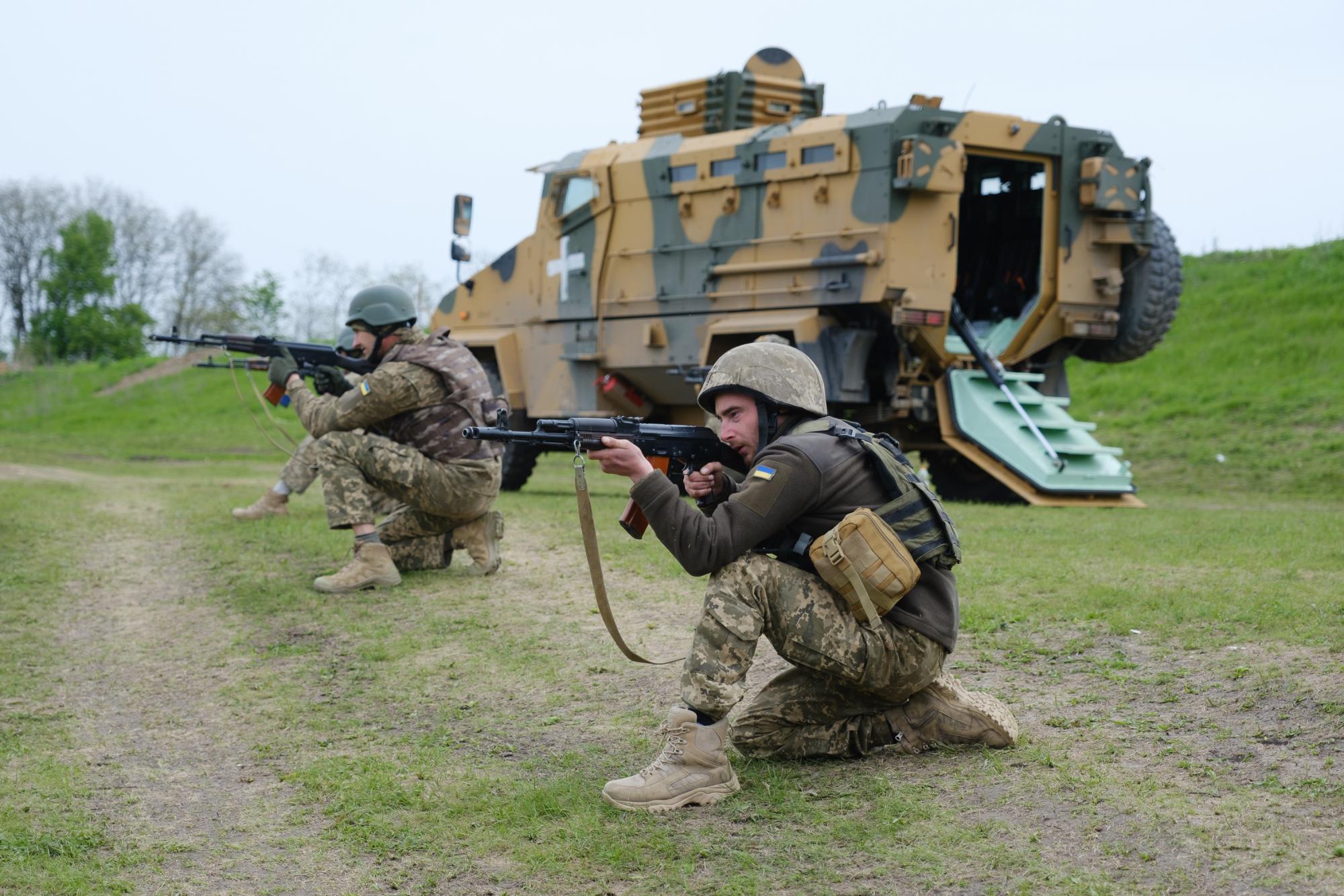 Скорость, точность, сила: мастерство украинских морпехов на ярких фото