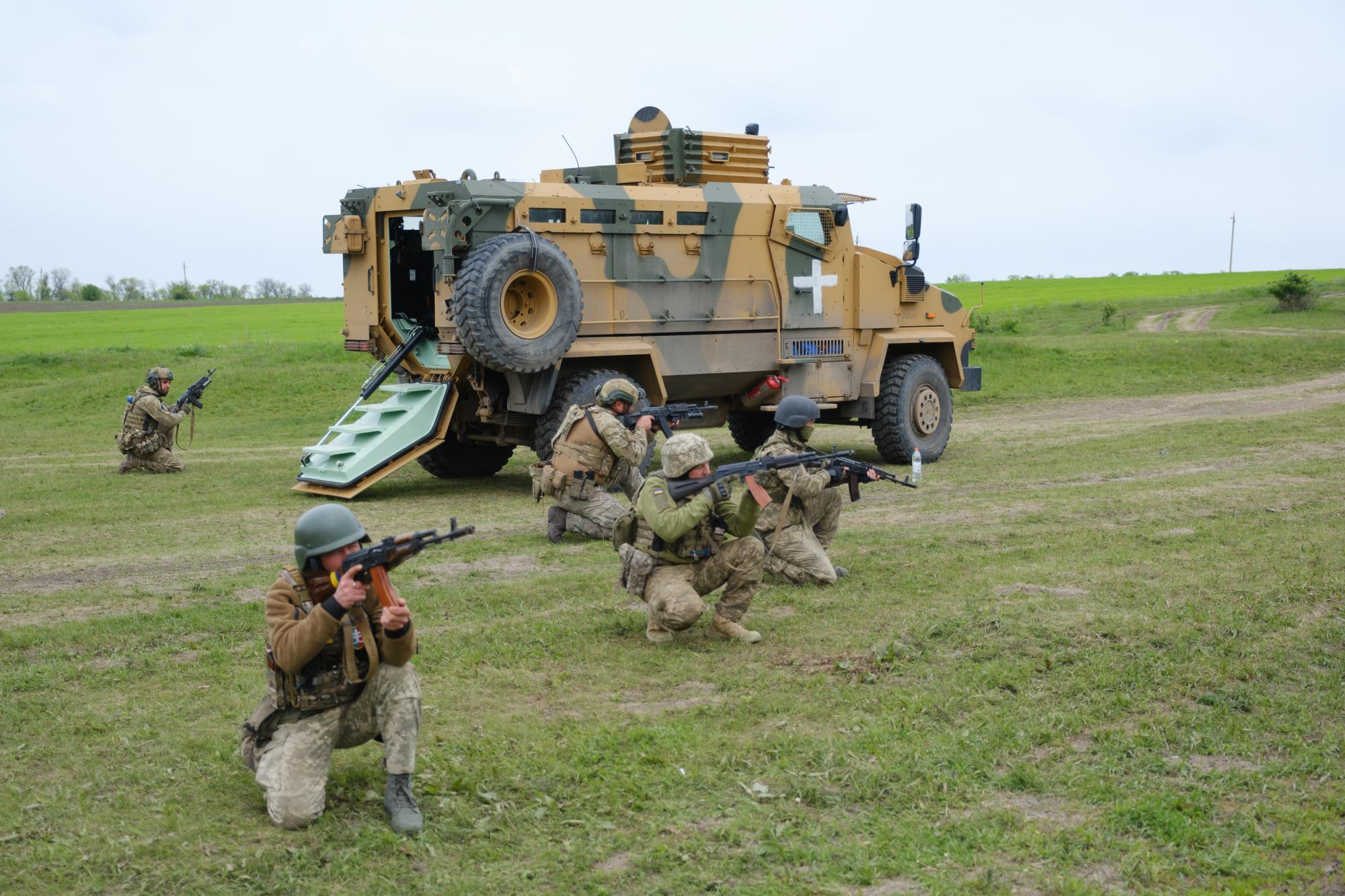 Скорость, точность, сила: мастерство украинских морпехов на ярких фото