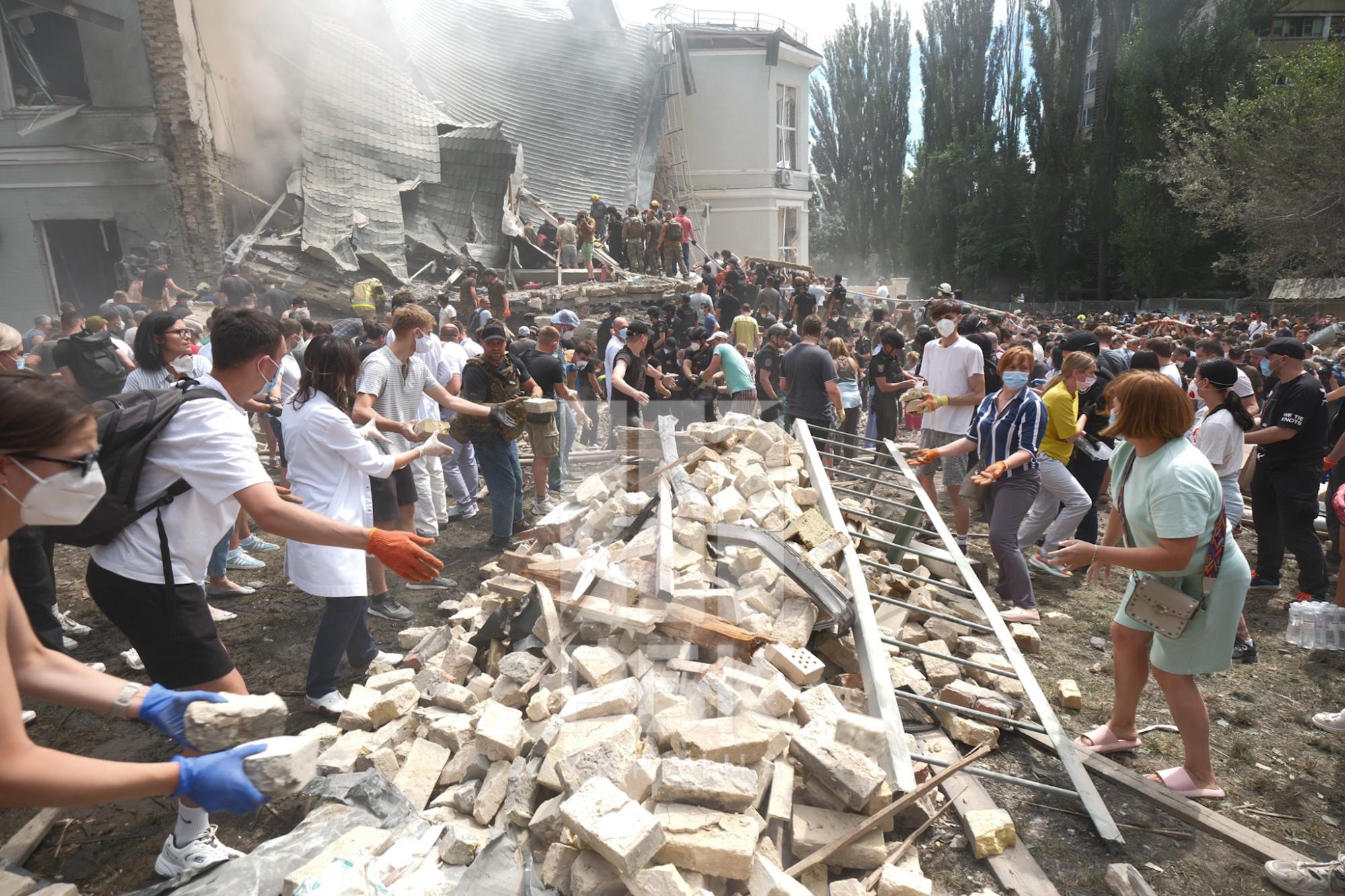 Український музикант дивом вижив під завалами квартири у Києві