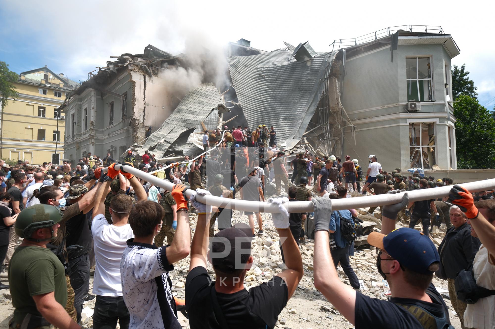 Український музикант дивом вижив під завалами квартири у Києві