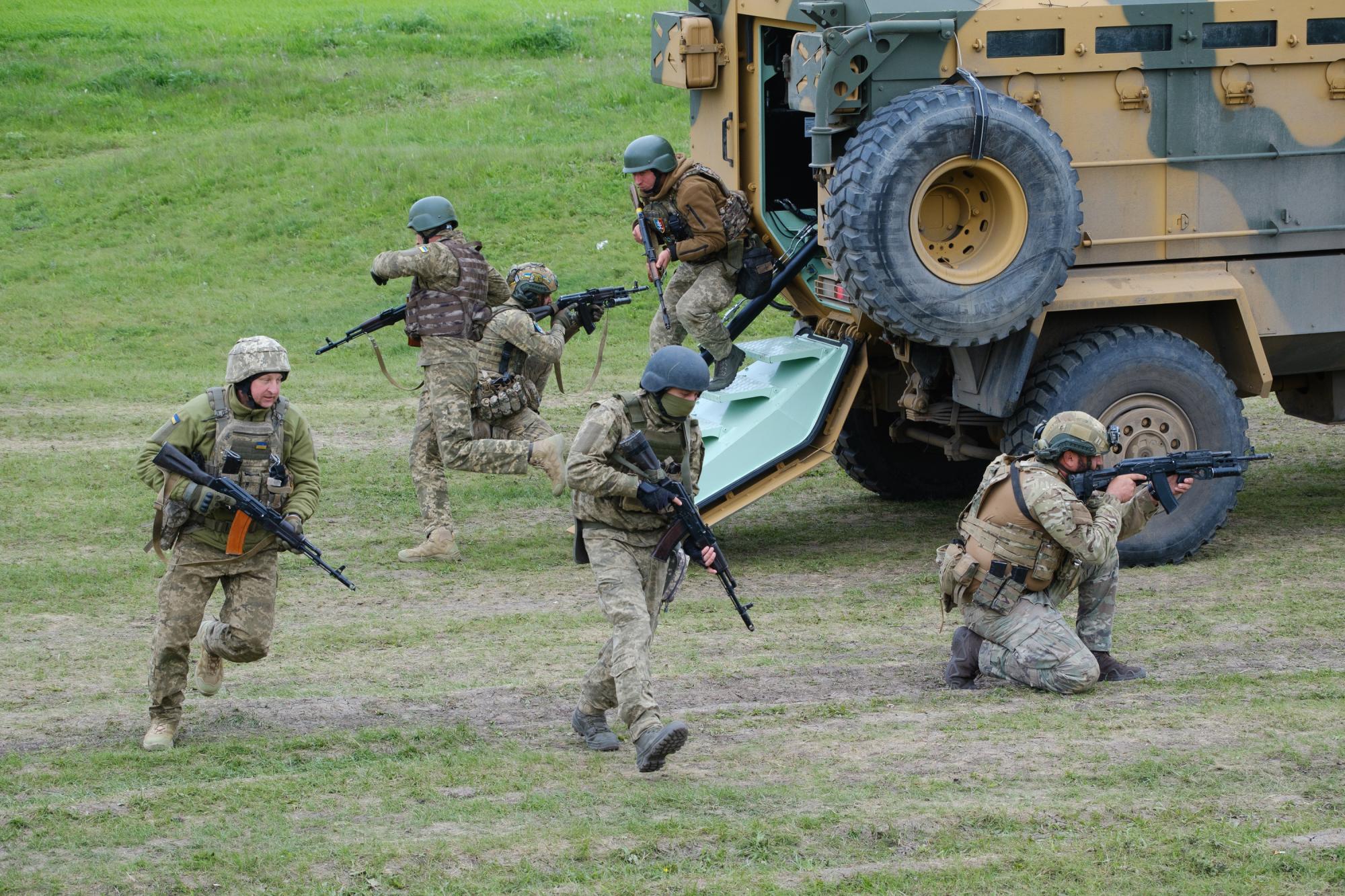 Скорость, точность, сила: мастерство украинских морпехов на ярких фото