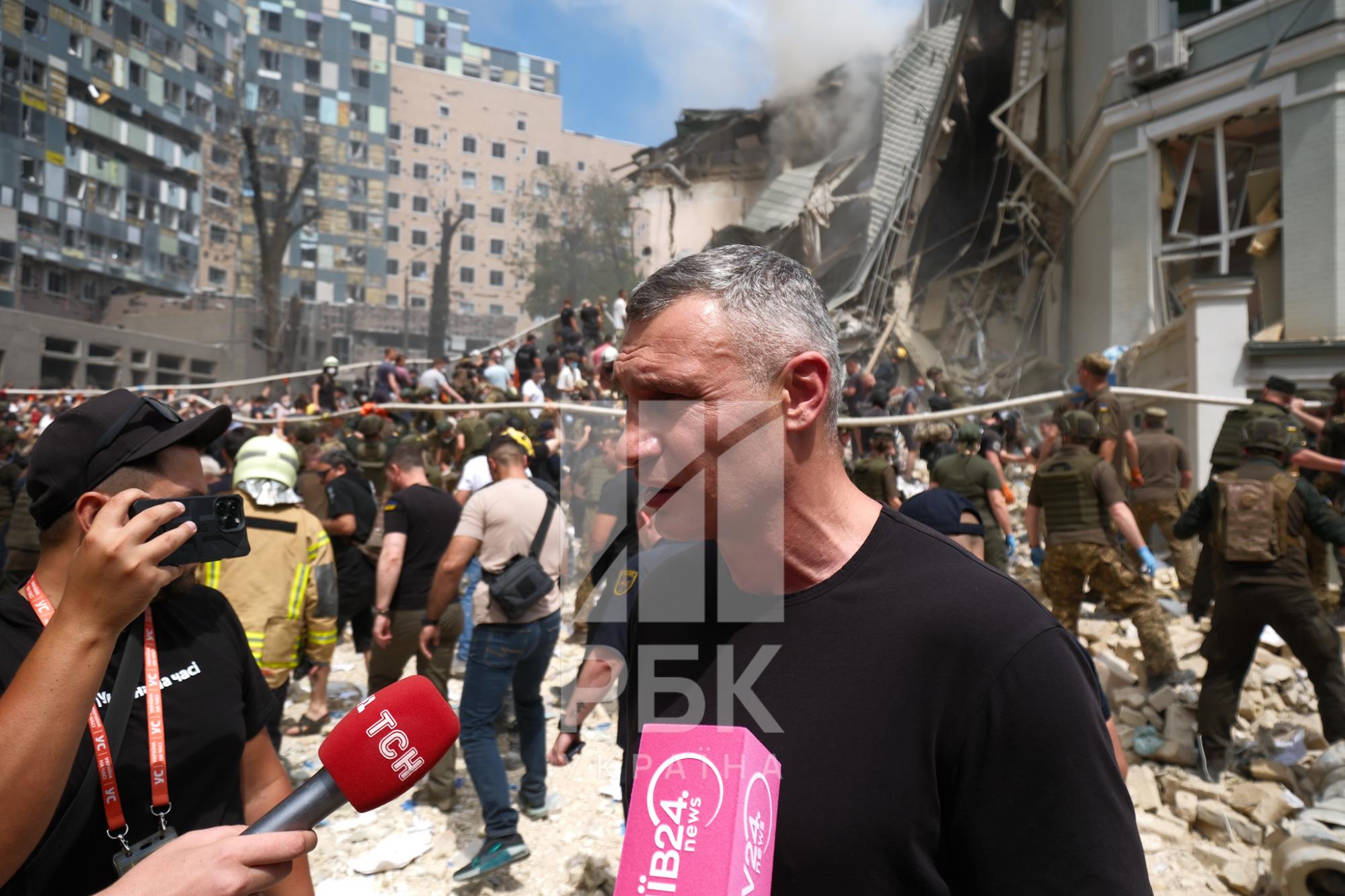 Український музикант дивом вижив під завалами квартири у Києві