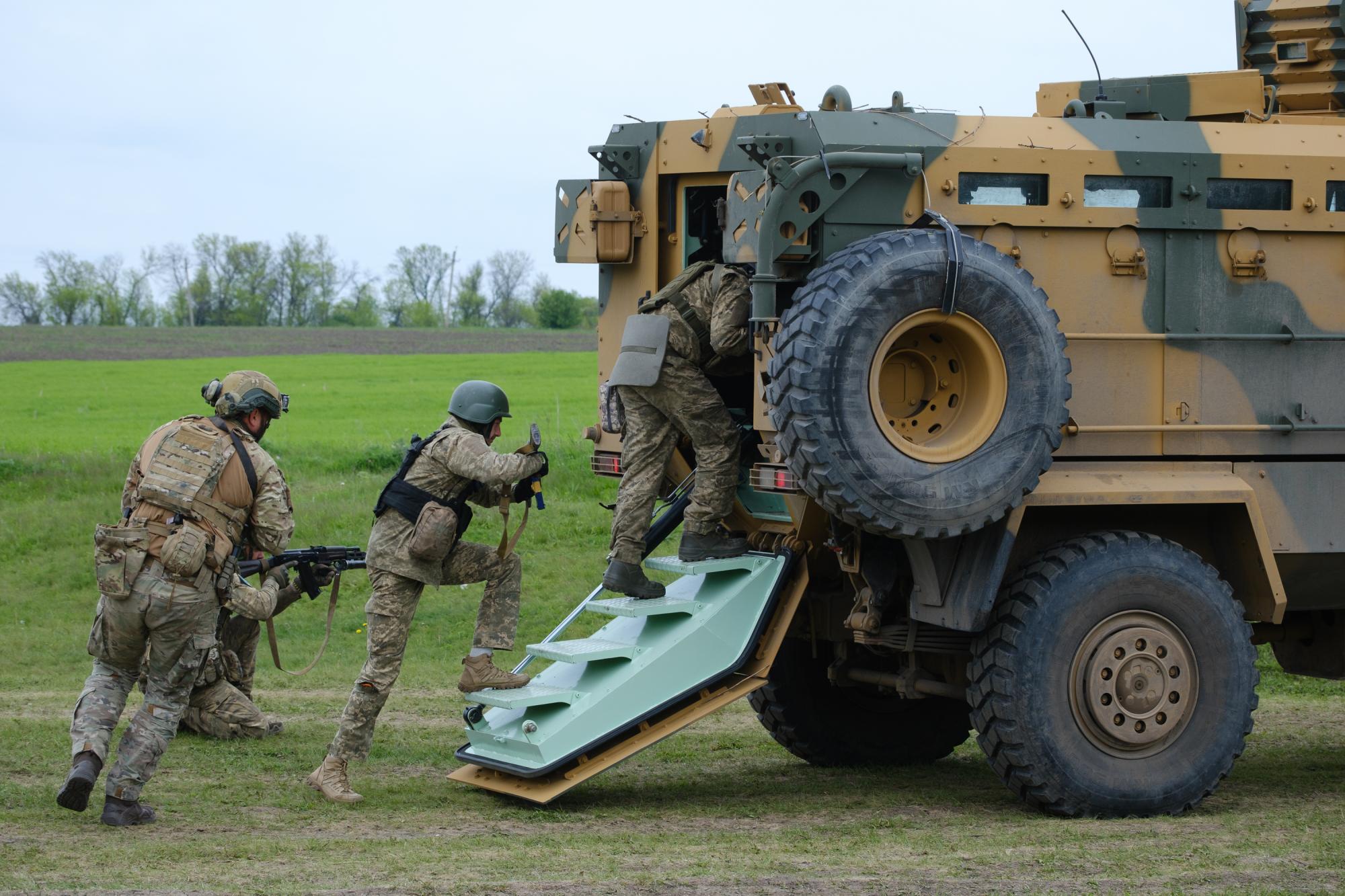 Скорость, точность, сила: мастерство украинских морпехов на ярких фото