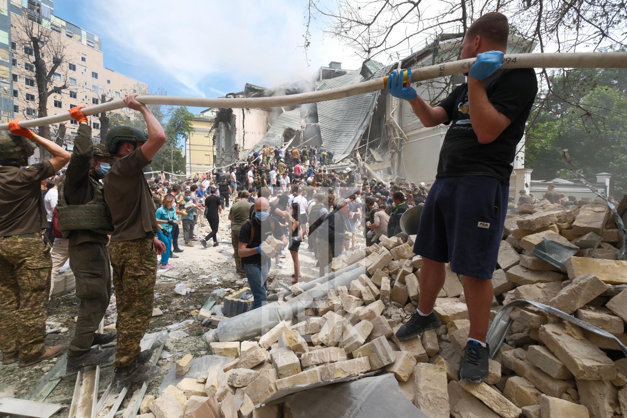 Український музикант дивом вижив під завалами квартири у Києві