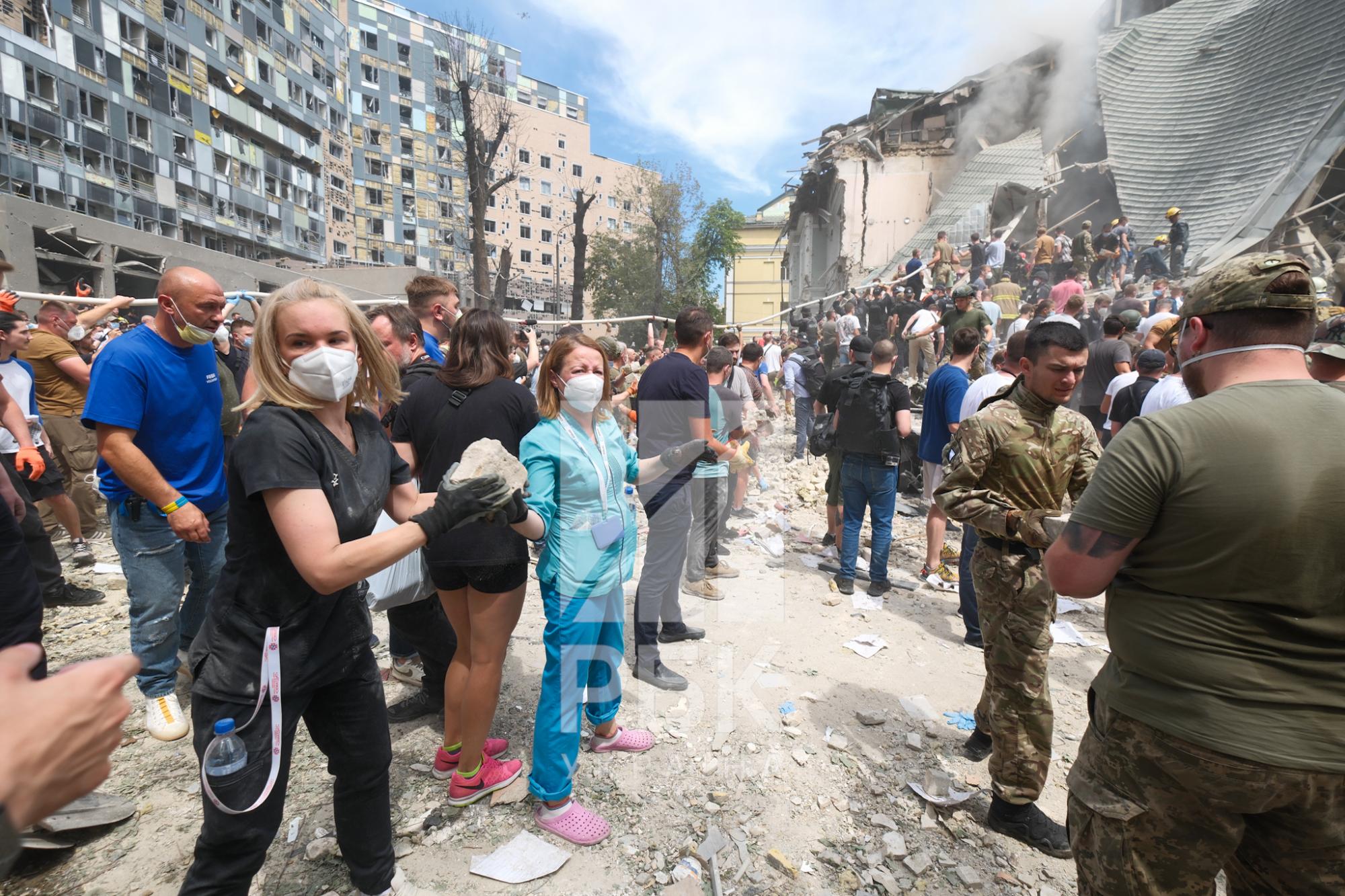 Український музикант дивом вижив під завалами квартири у Києві