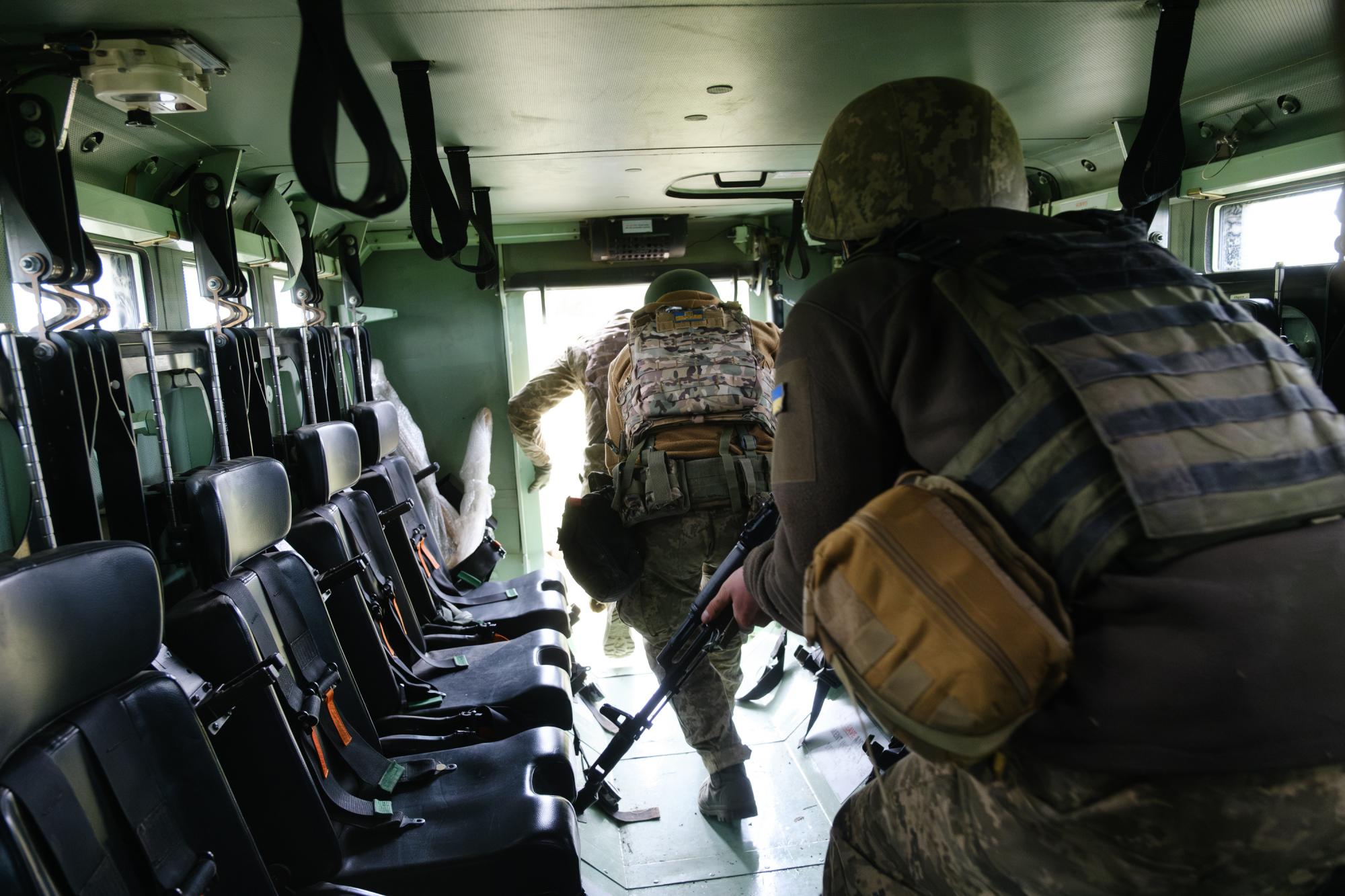 Скорость, точность, сила: мастерство украинских морпехов на ярких фото