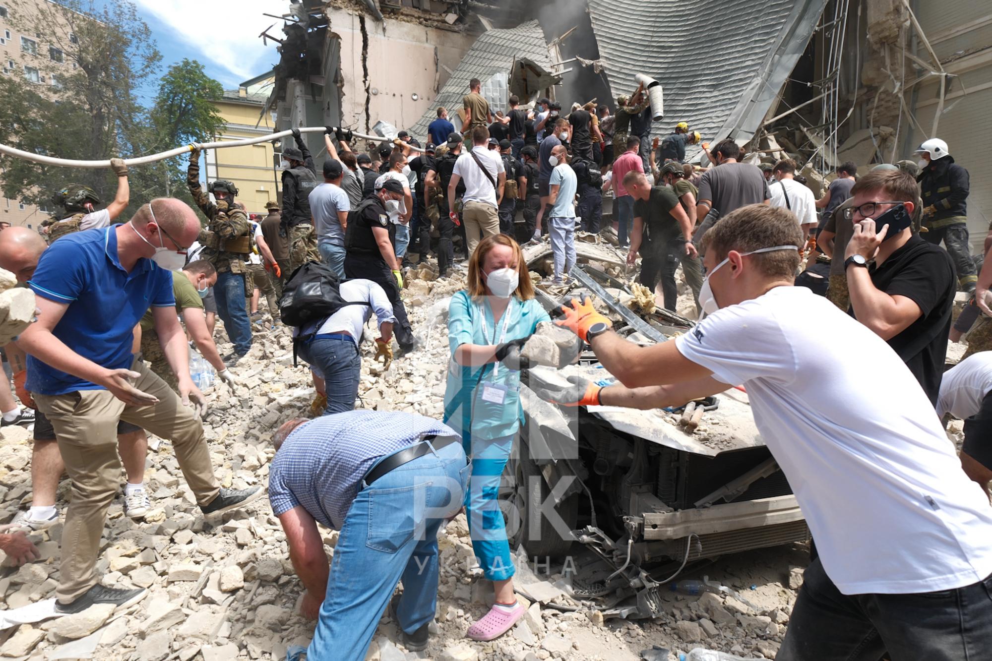 Український музикант дивом вижив під завалами квартири у Києві