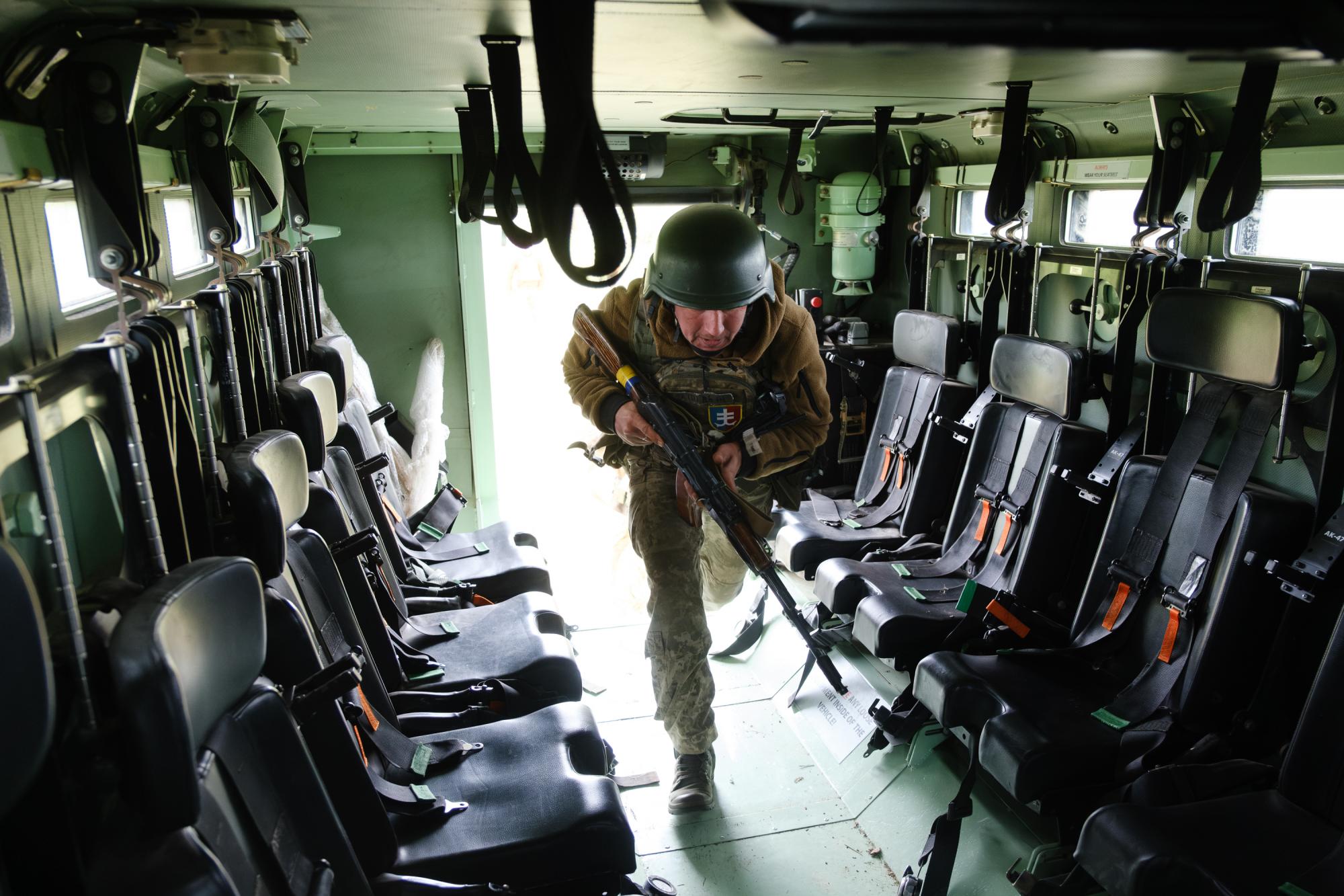 Скорость, точность, сила: мастерство украинских морпехов на ярких фото