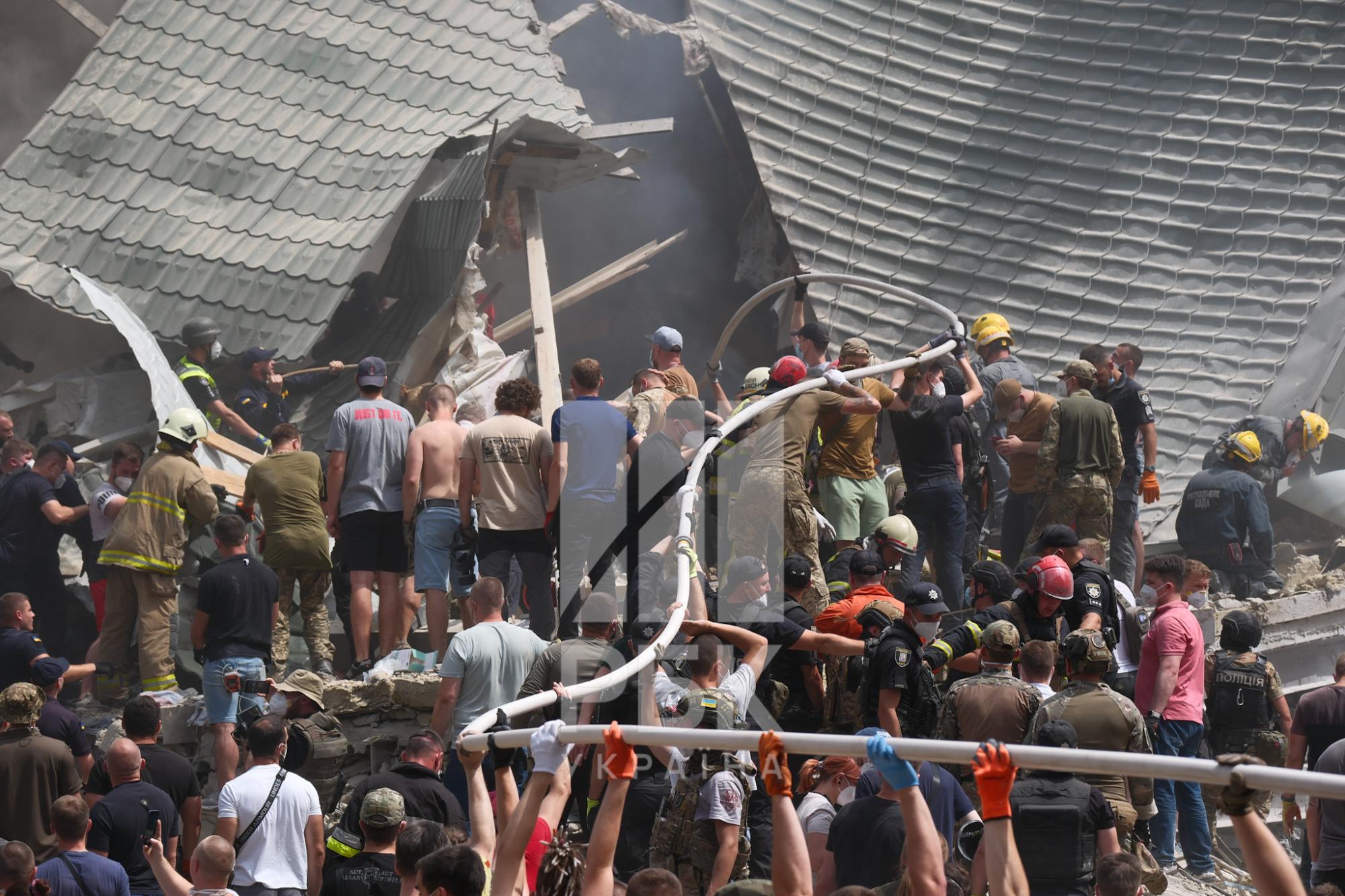 Український музикант дивом вижив під завалами квартири у Києві