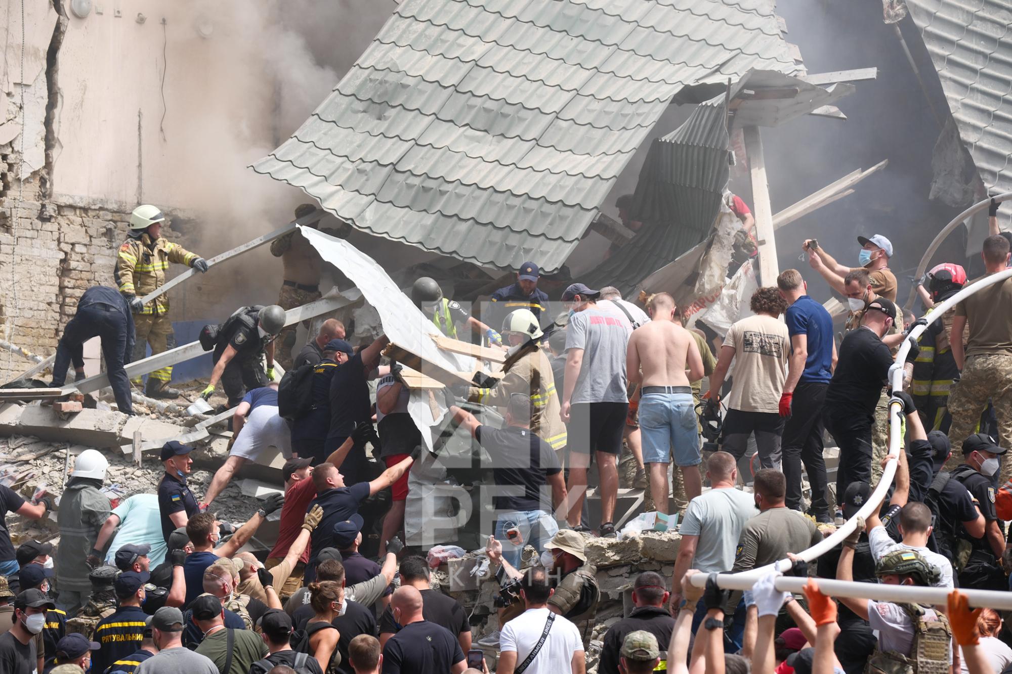 Український музикант дивом вижив під завалами квартири у Києві