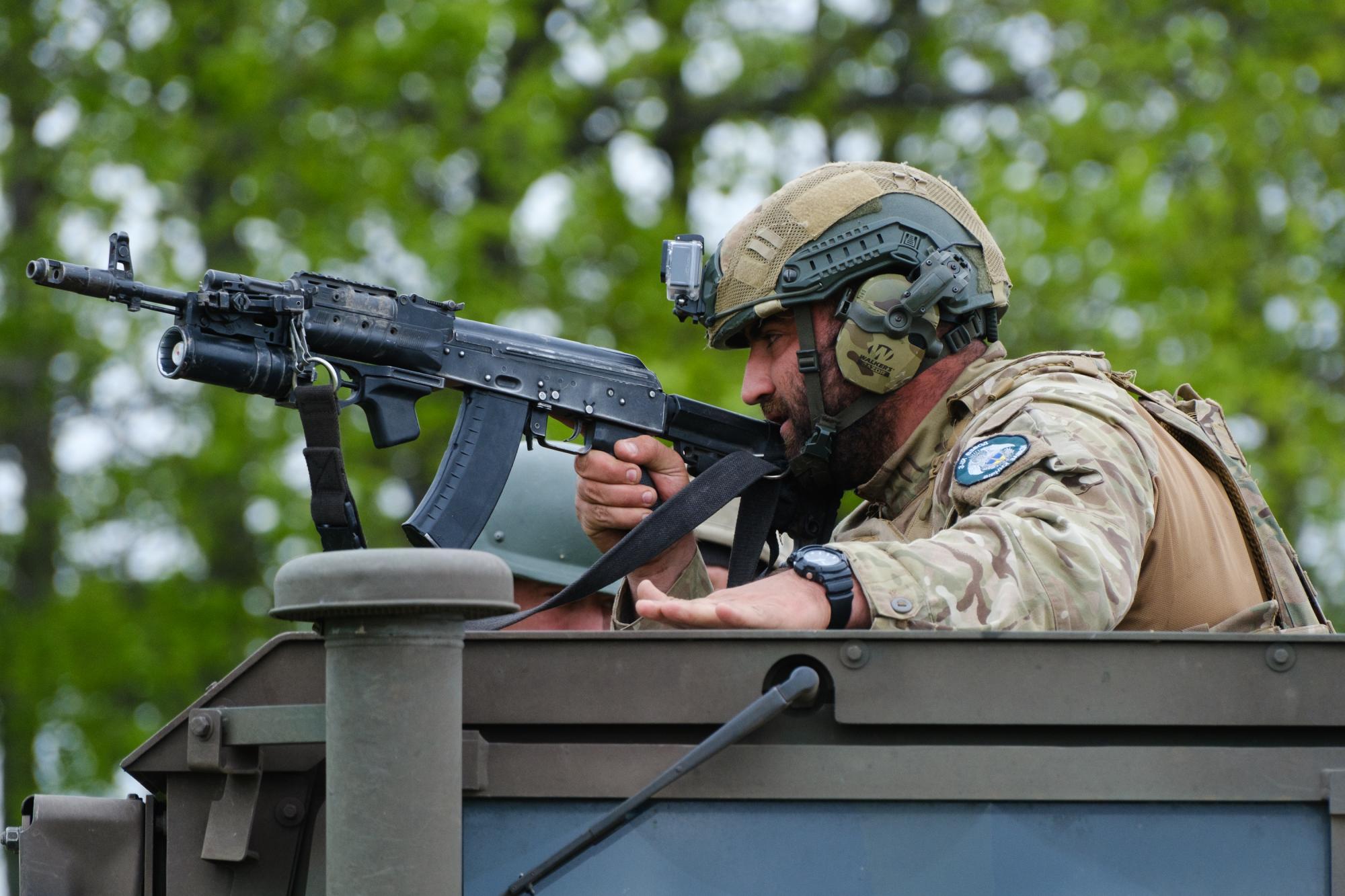 Скорость, точность, сила: мастерство украинских морпехов на ярких фото