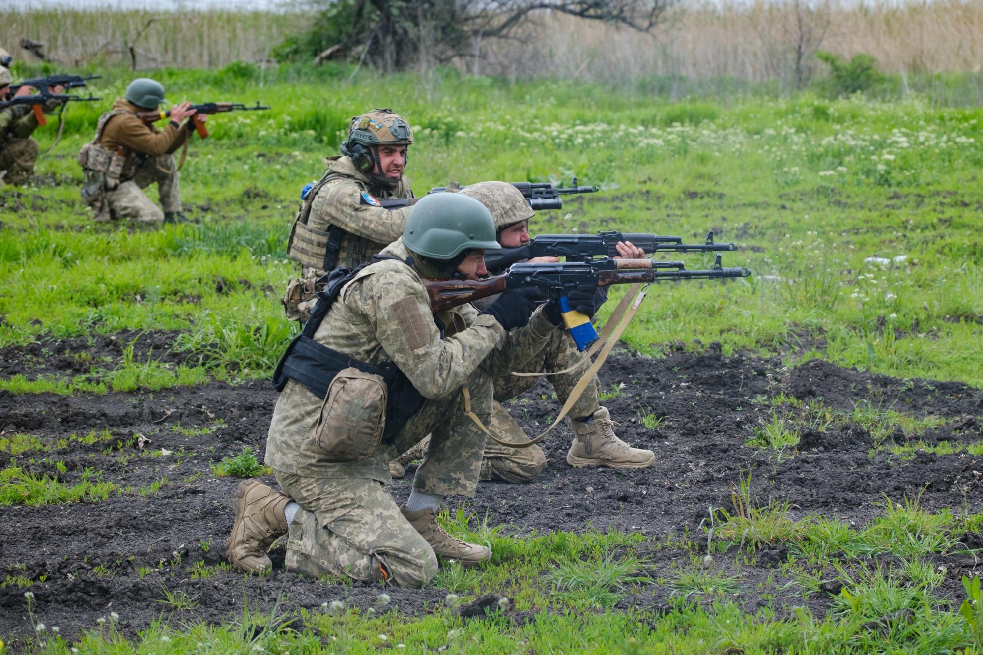 Скорость, точность, сила: мастерство украинских морпехов на ярких фото
