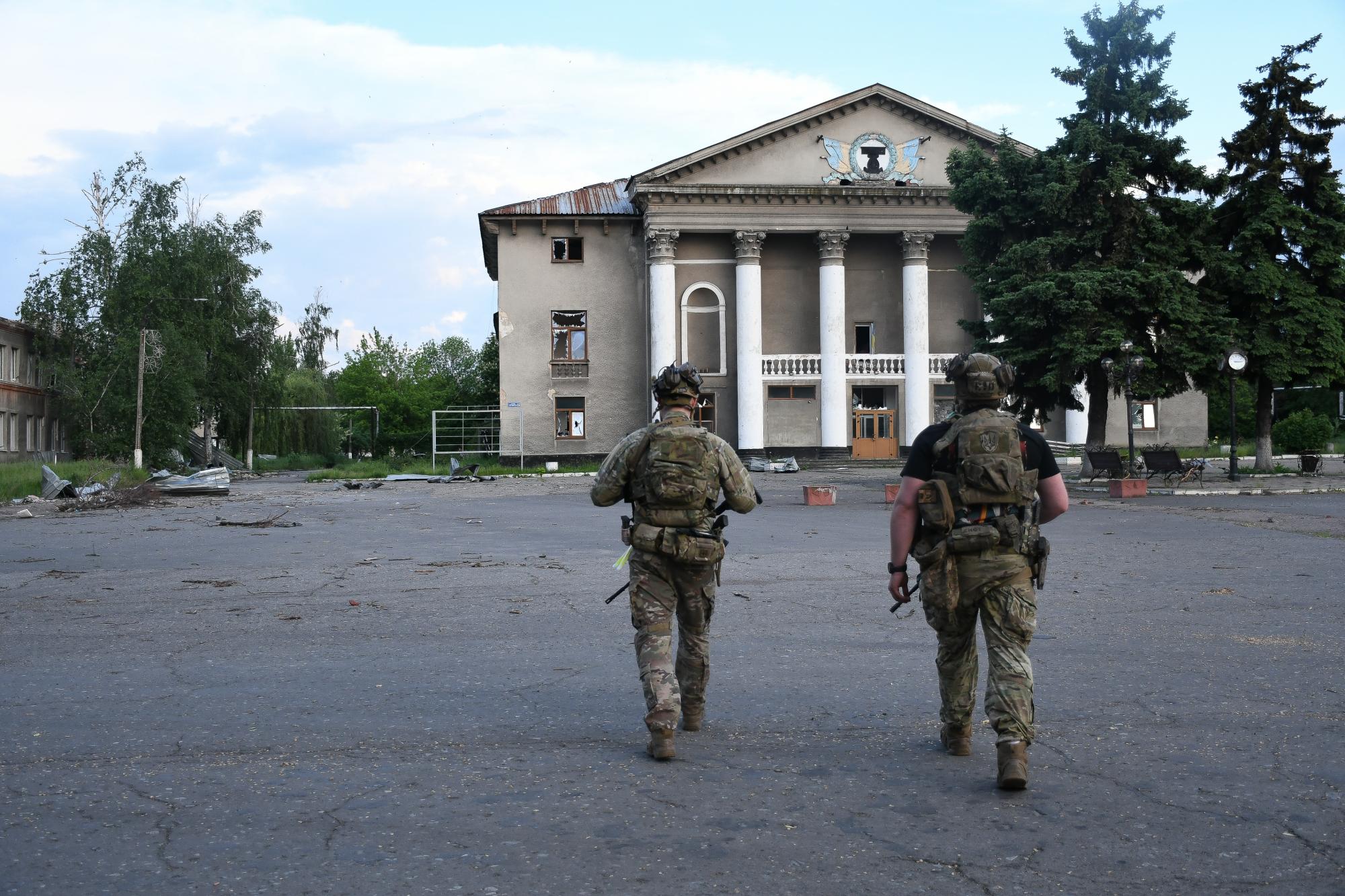 Пил на дитячих сукнях та штучне павутиння: як живуть містечка поблизу Покровська