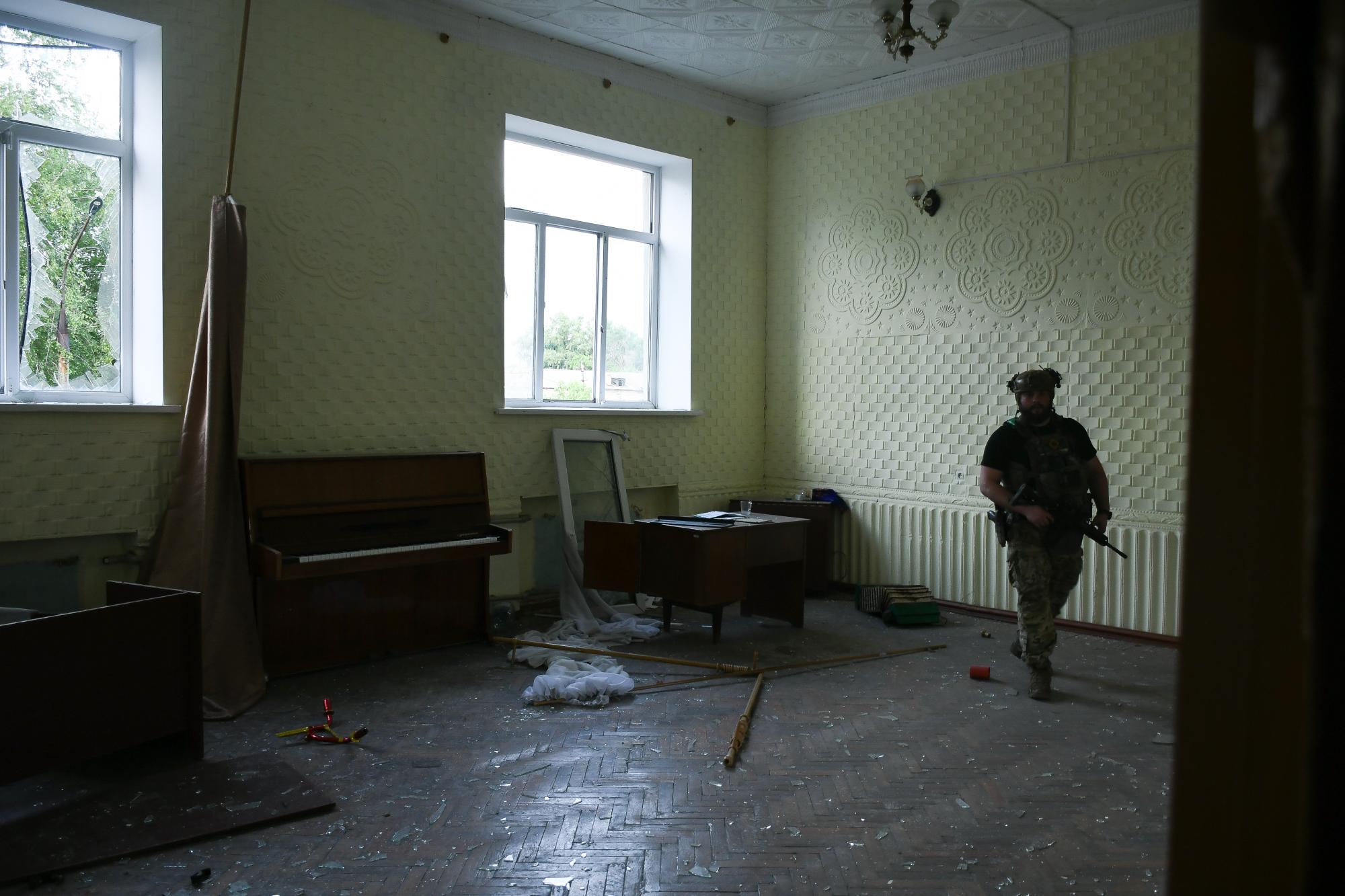 Пил на дитячих сукнях та штучне павутиння: як живуть містечка поблизу Покровська
