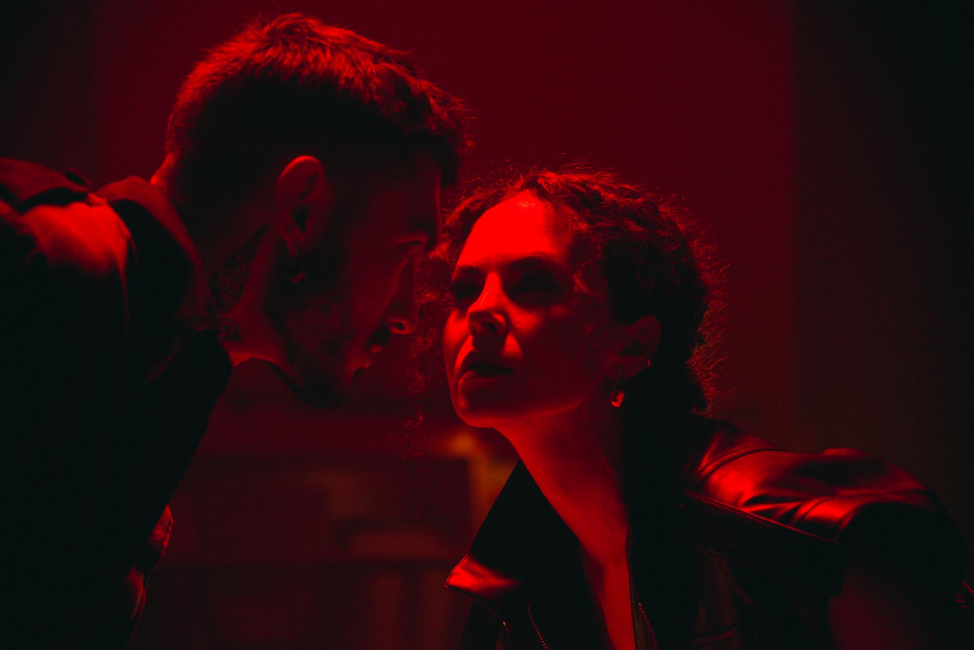 Розрив стосунків і очищення від минулого. Настя Каменських і Ostrovskyi пояснюють символізм кліпу &quot;Гріхи&quot;