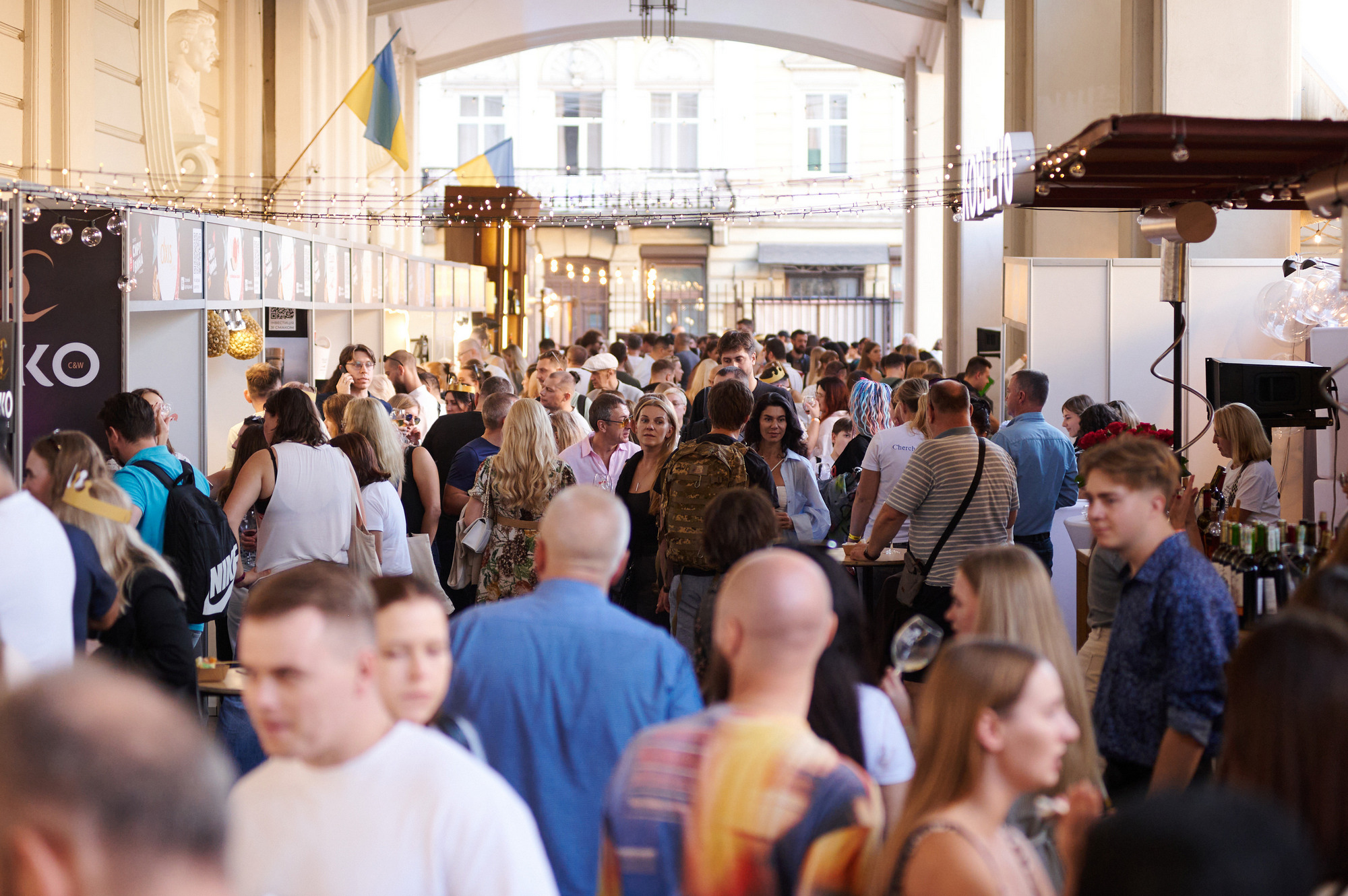 Ювілейний Ukrainian Wine Festival: школа сабражу, збір на ЗСУ та понад 30 кращих виноробів країни