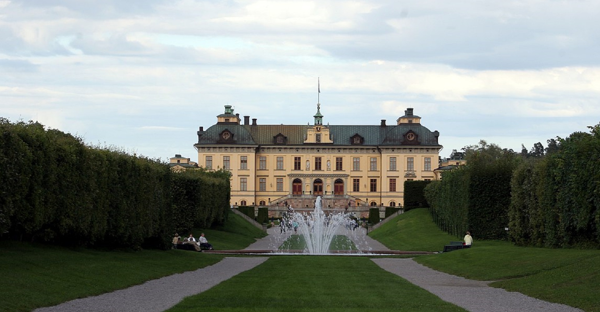 Королевские места Европы: где можно посетить действующие резиденции монархов