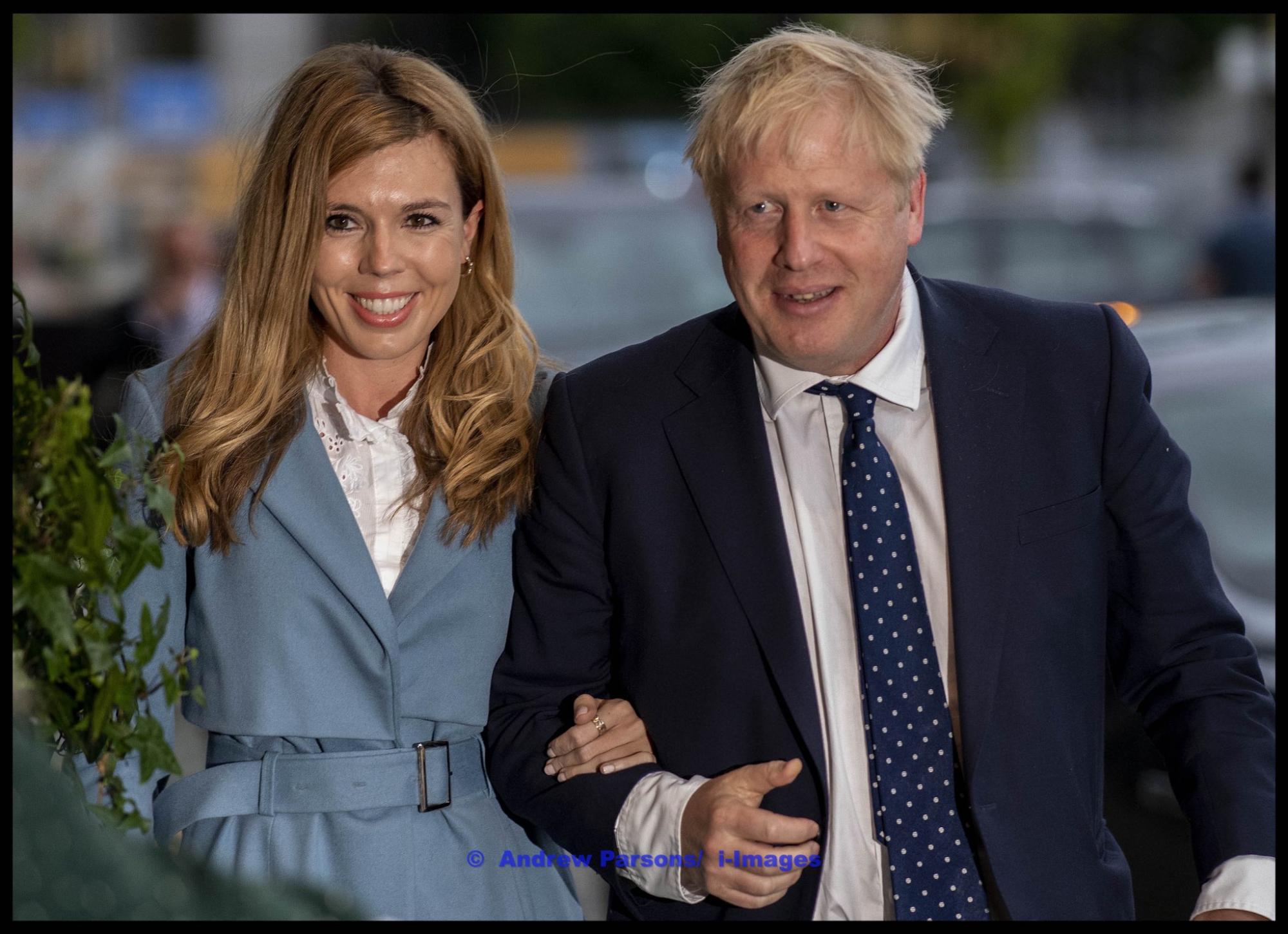 Жена Бориса Джонсона поразила всех красотой, покидая Даунинг-стрит (фото)