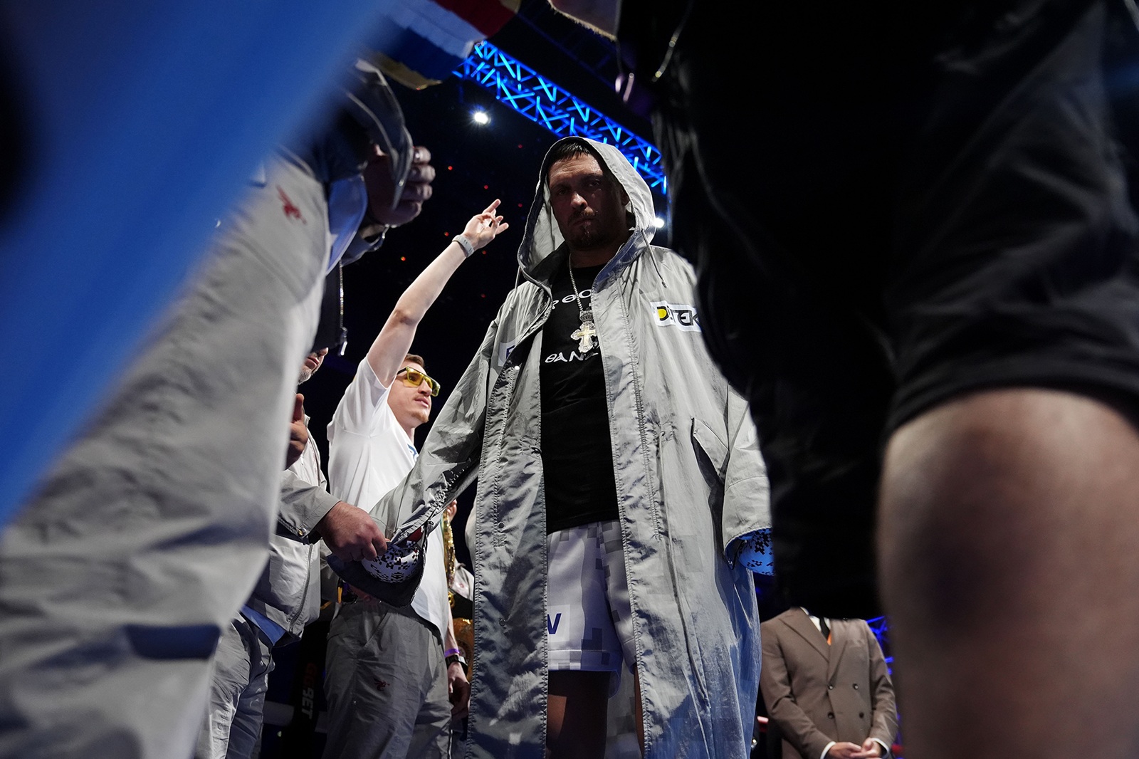 Семья и уважение к ВСУ: какие символы заложены в чемпионском халате Усика от Stone Island