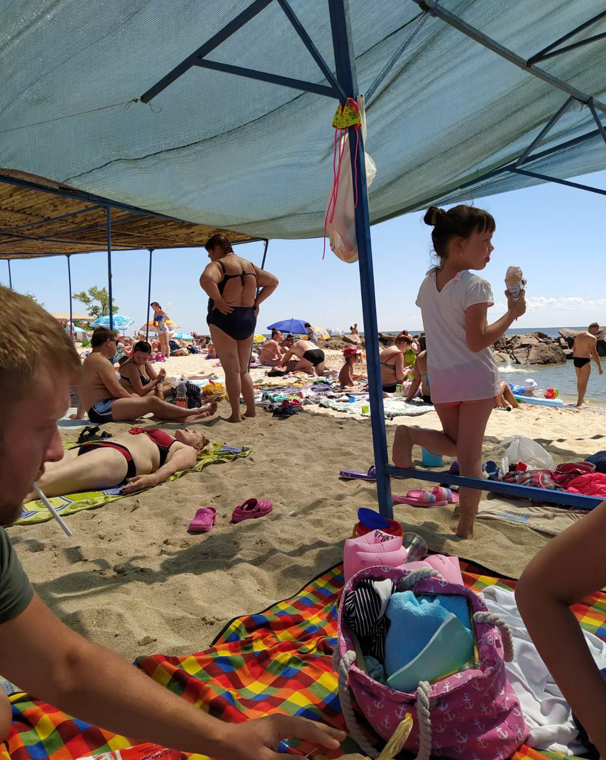 Окупанти зазивають на курорти біля зруйнованого Маріуполя (фото)