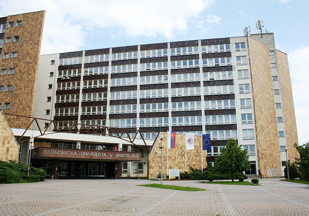 &quot;Вік не має ставити життя на паузу&quot;. Як українські пенсіонери стали студентами у Словаччині