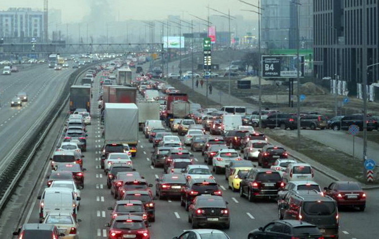 Як безпечно пересуватися на автомобілі при масовій евакуації