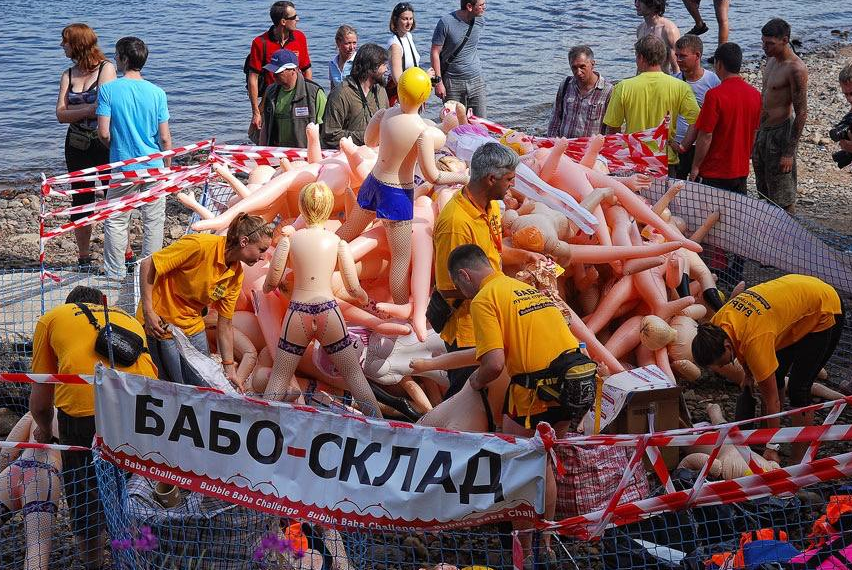 В России провели &quot;скрепный&quot; заплыв на резиновых женщинах: видео и фото традиционных забав