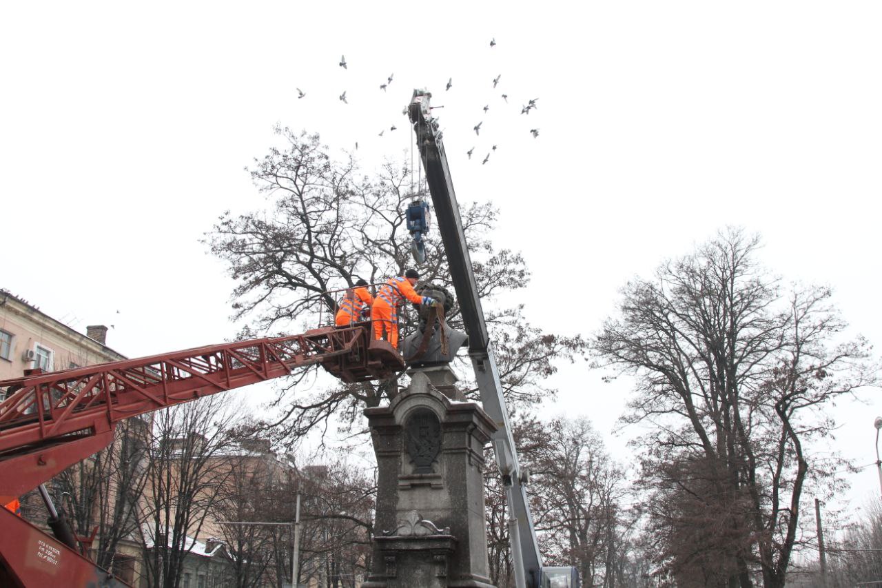 У Дніпрі продовжують демонтувати пам’ятники, встановлені за радянських часів